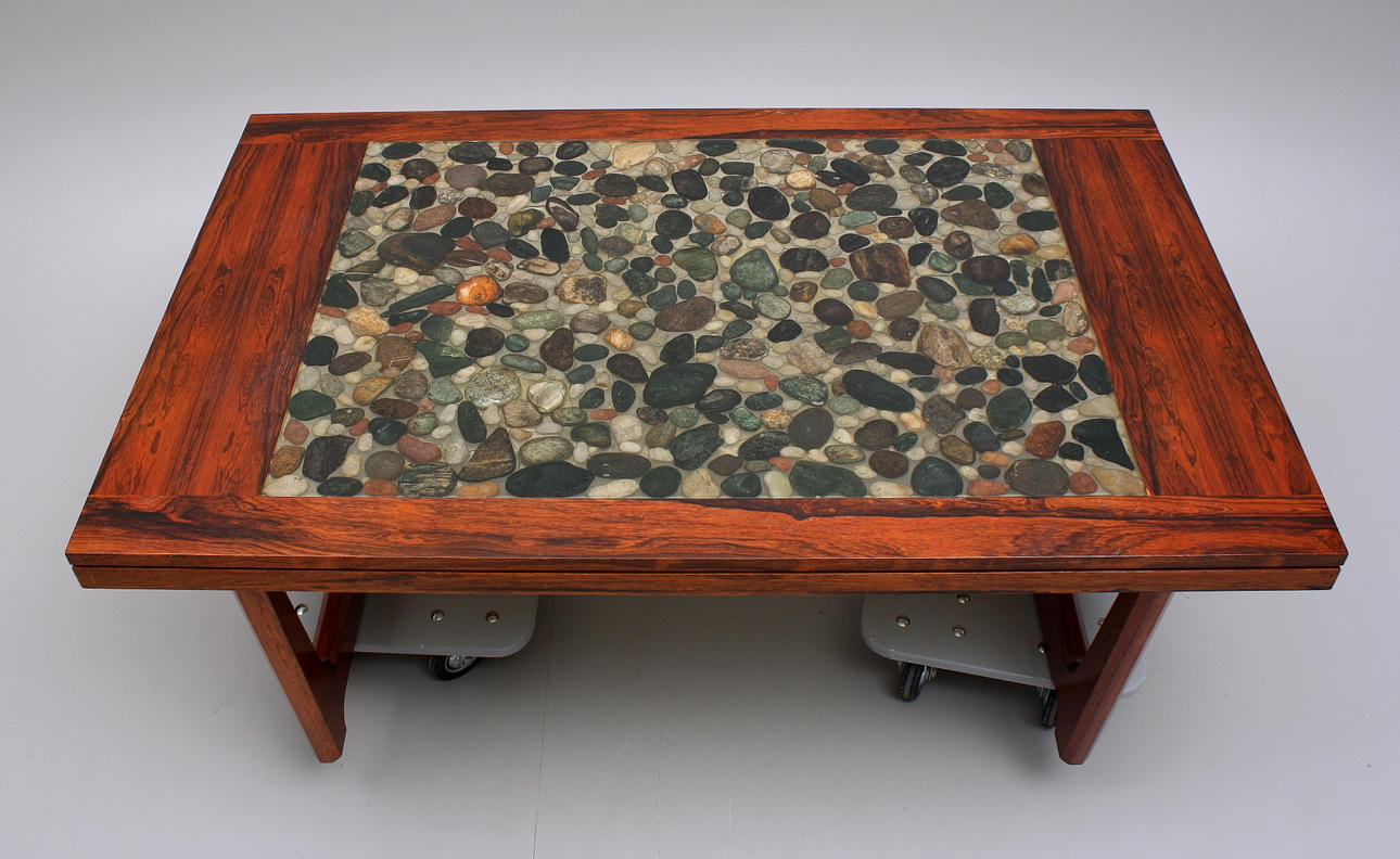 SOFFBORD , palisander fanér, infälld skiva med stenar.