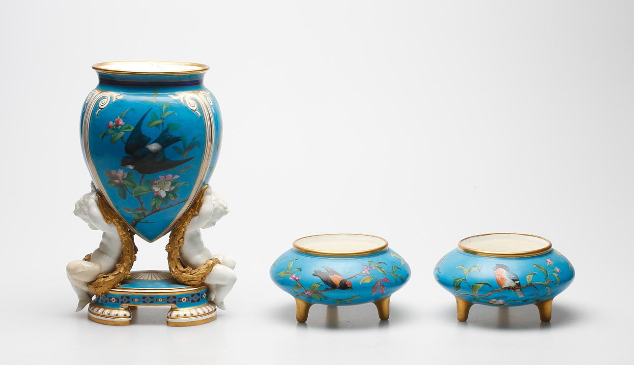 ALBERT CARRIER-BELLEUSE SAMT CHRISTOPHER DRESSLER. TILLSKRIVEN. Garnityr, 3 delar, PORSLIN, omkring 1900.