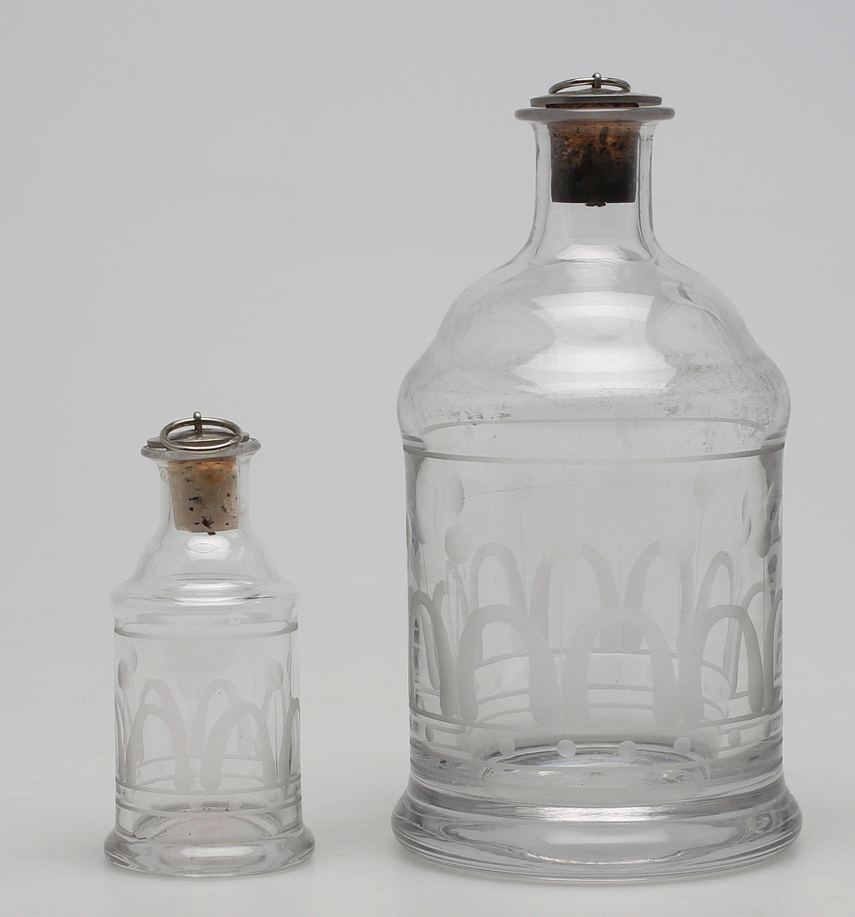 BERTIL WALLIN. Karaffer, 2 st, “Husar”. Bertil Vallien för Boda Åfors, Sverige, 1965.