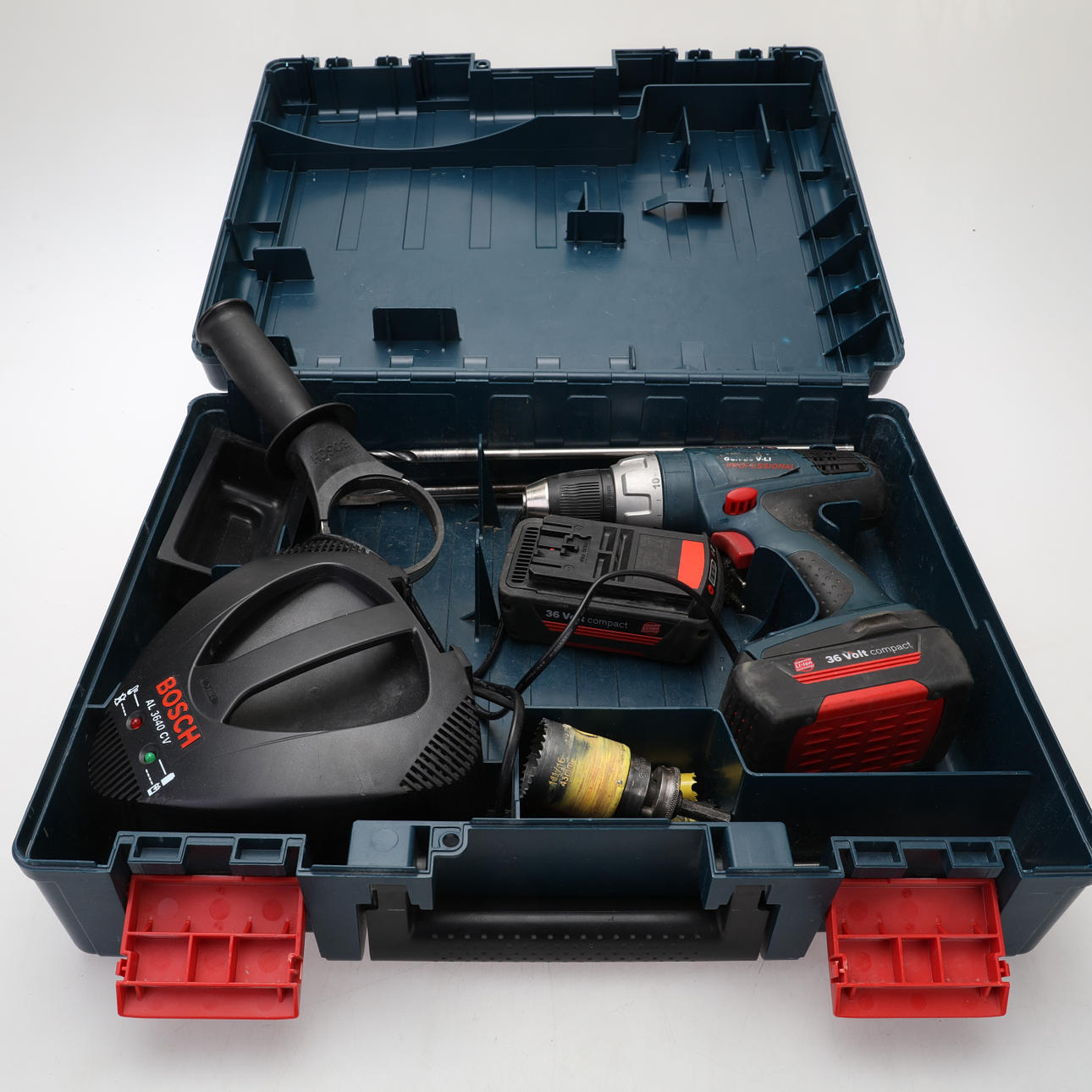 TALADRO, Bosch Professional, con accesorios.