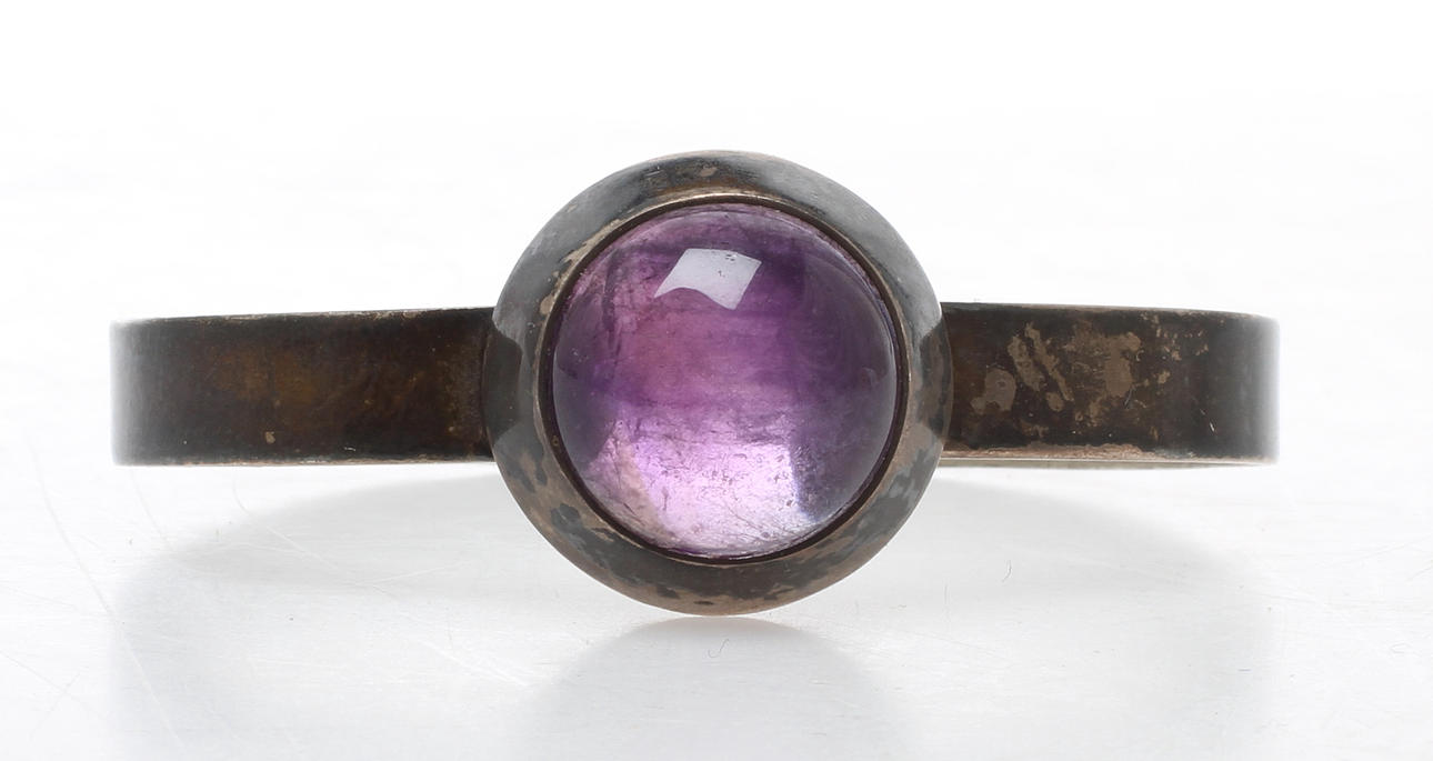 ARMBAND, silver med lila sten, Åke Lindström, Hallbergs, Stockholm, 1972.