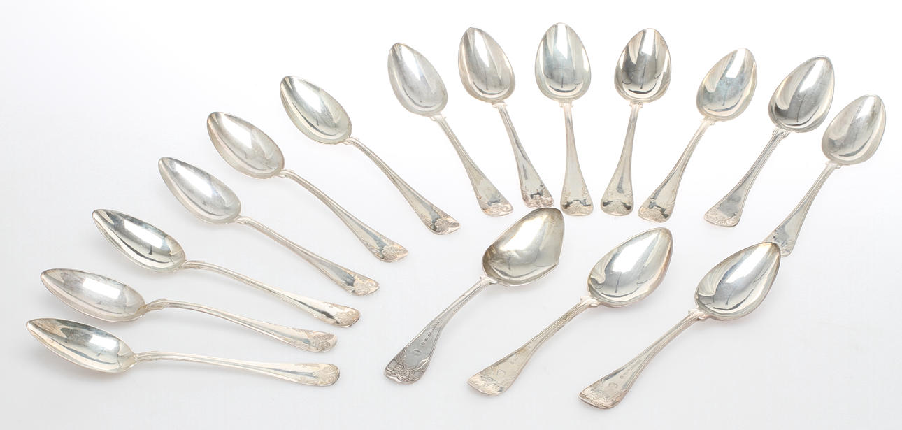 SKEDAR, 16 st, silver, med gammelfransk dekor, bla CG Hallberg, 18 och 1900-tal.