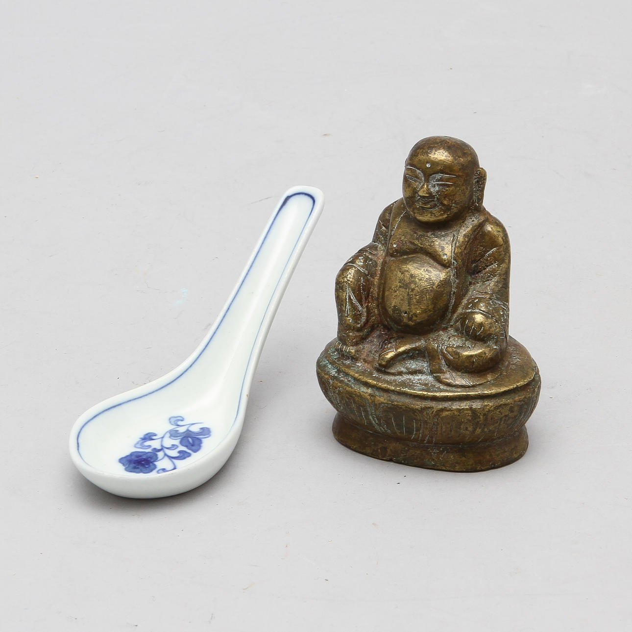 BUDDHAFIGUR, brons samt SKED, porslin, Kina, 1800/1900-tal.