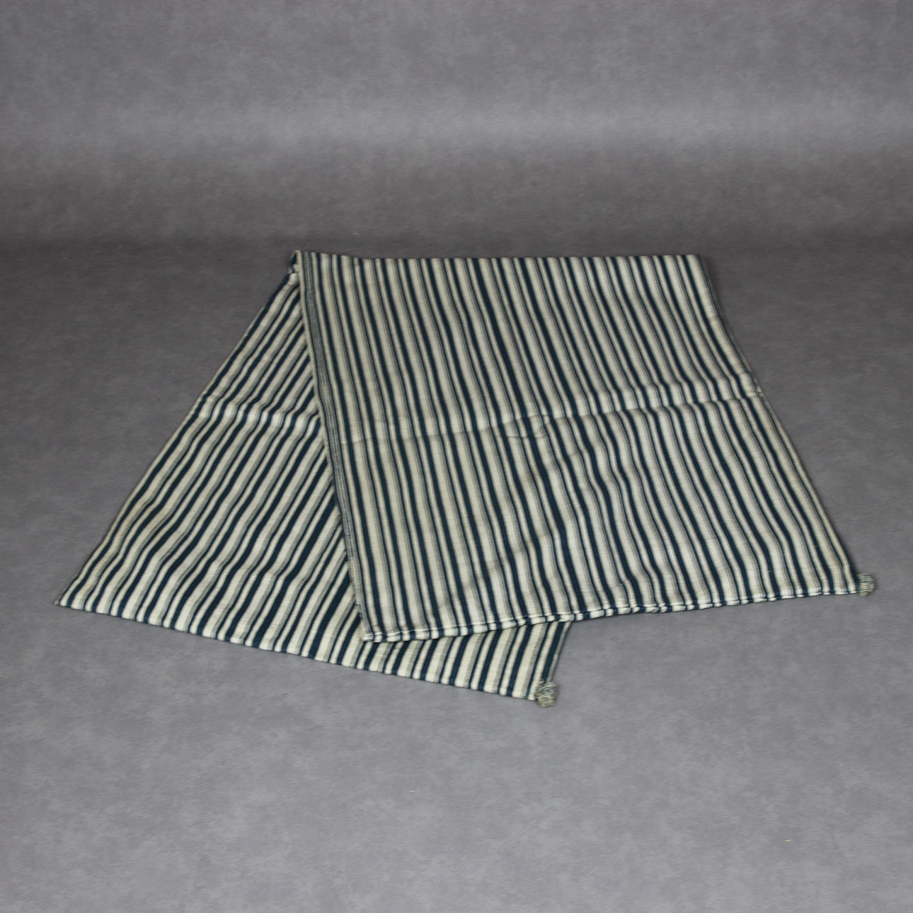 AGEDYNA/ÅKDYNA, handsydd, bomullstyg, Skåne, förra sekelskiftet.