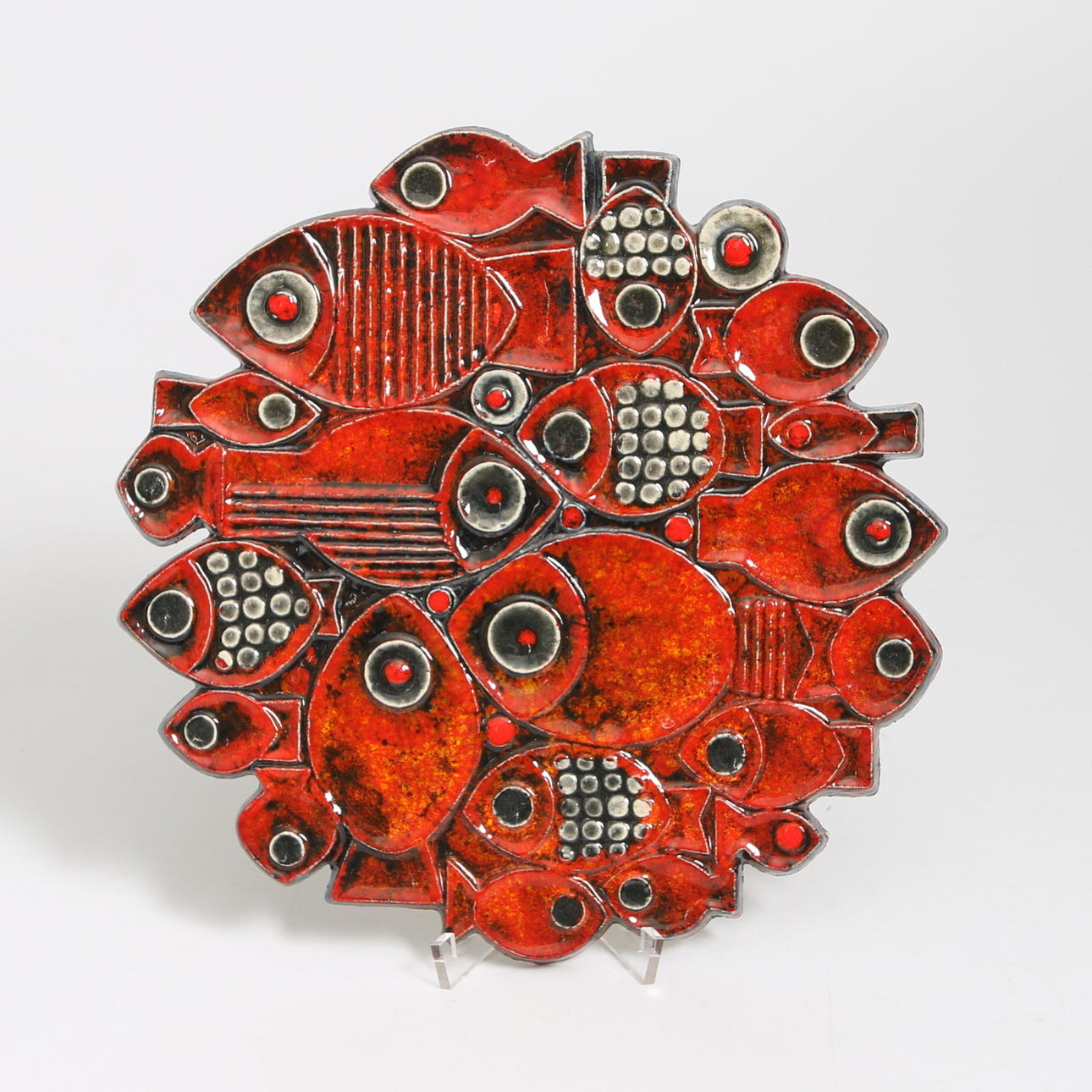 VÄGGRELIEF, stengods, "Fiskar", Britt Louise Sundell, Gustavsberg. Stengods glaserad i rött och gråvitt.