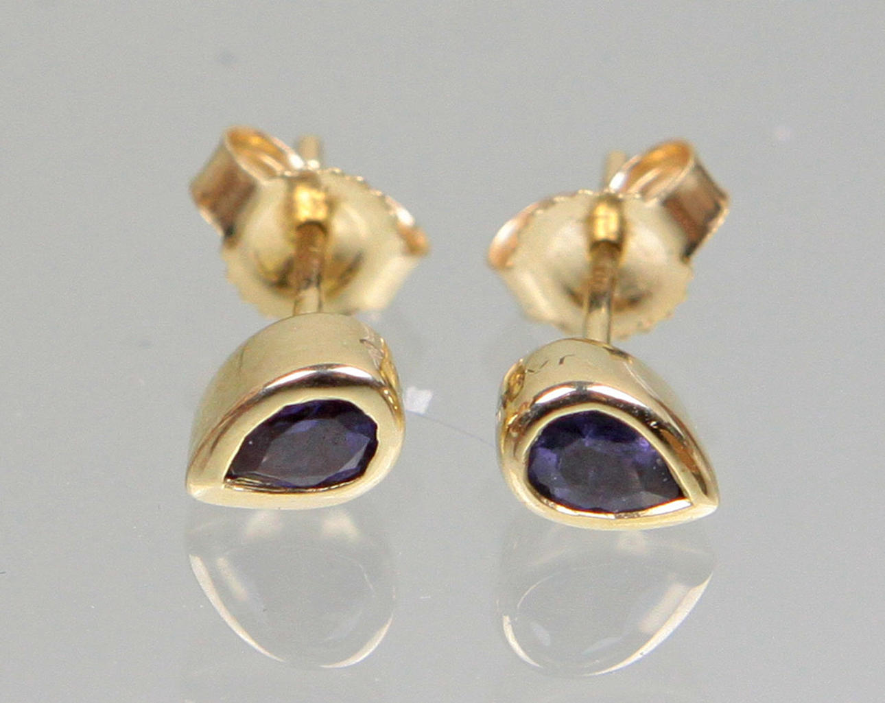 OHRRINGE MIT CEYLON IOLITH GOLD 375.