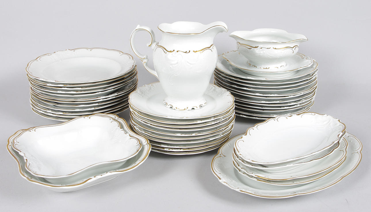 MATSERVIS, vitt porslin med förgylld dekor, Polen.