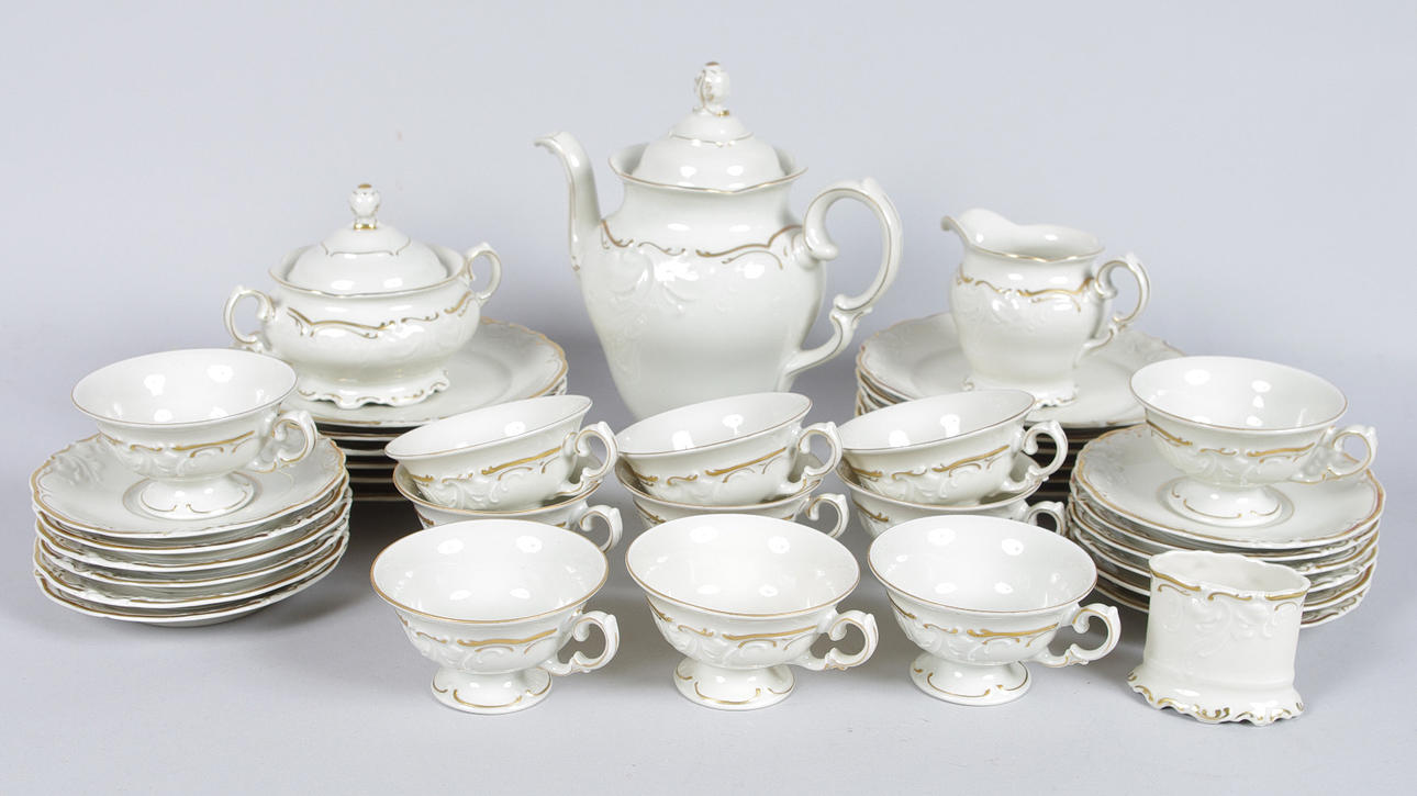 KAFFESERVIS, benvitt porslin med förgylld dekor, KPM, Polen.