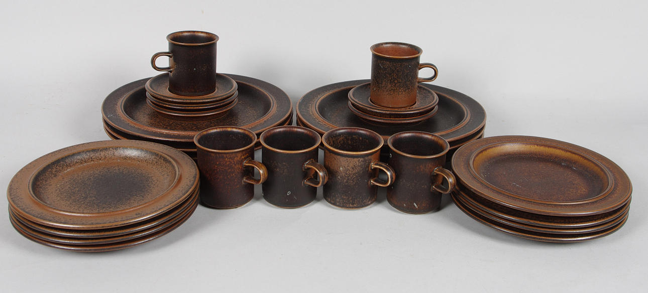 MAT OCH KAFFESERVISDELAR, brun keramik.