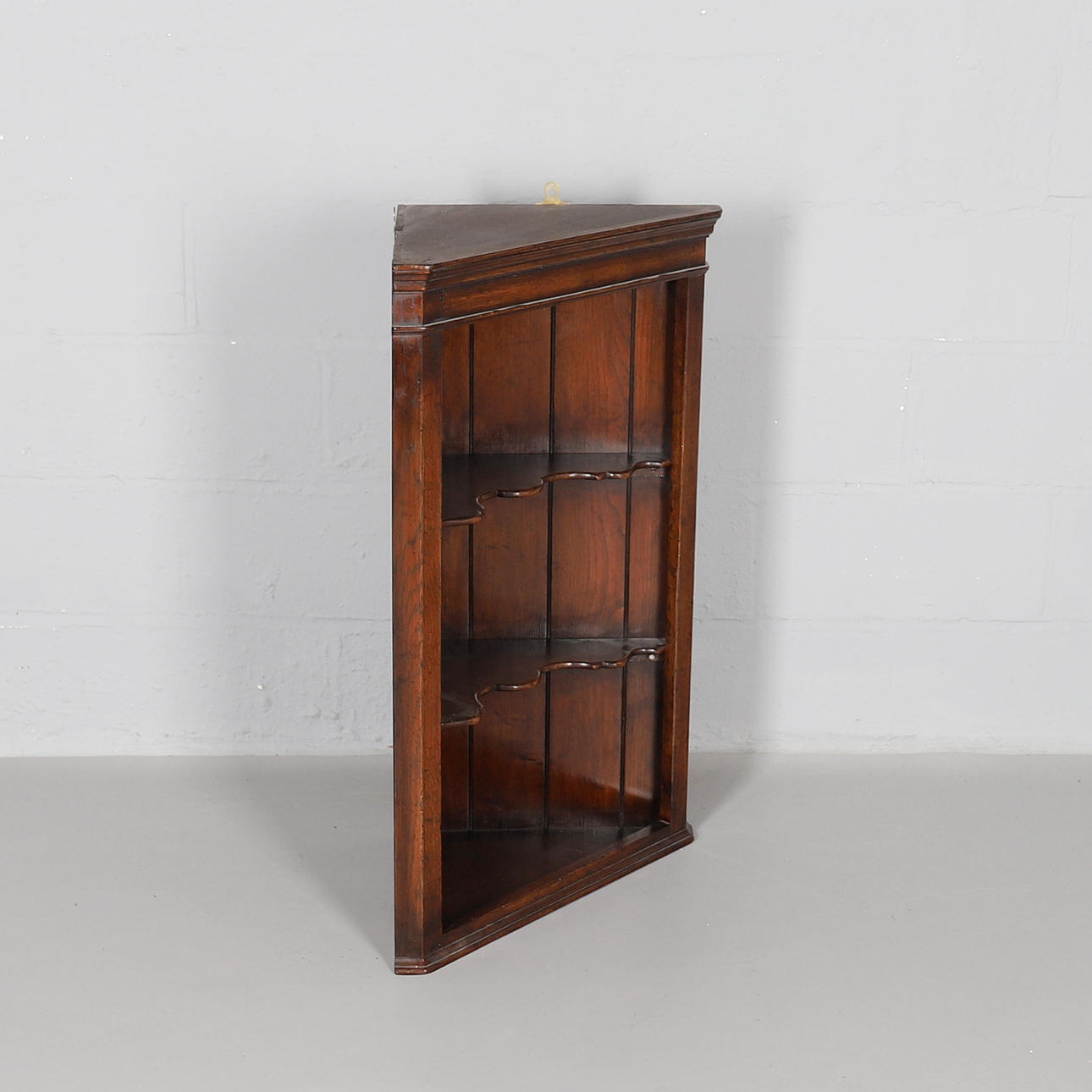 HÖRNHYLLA, ek, sjuttonhundratals-stil.