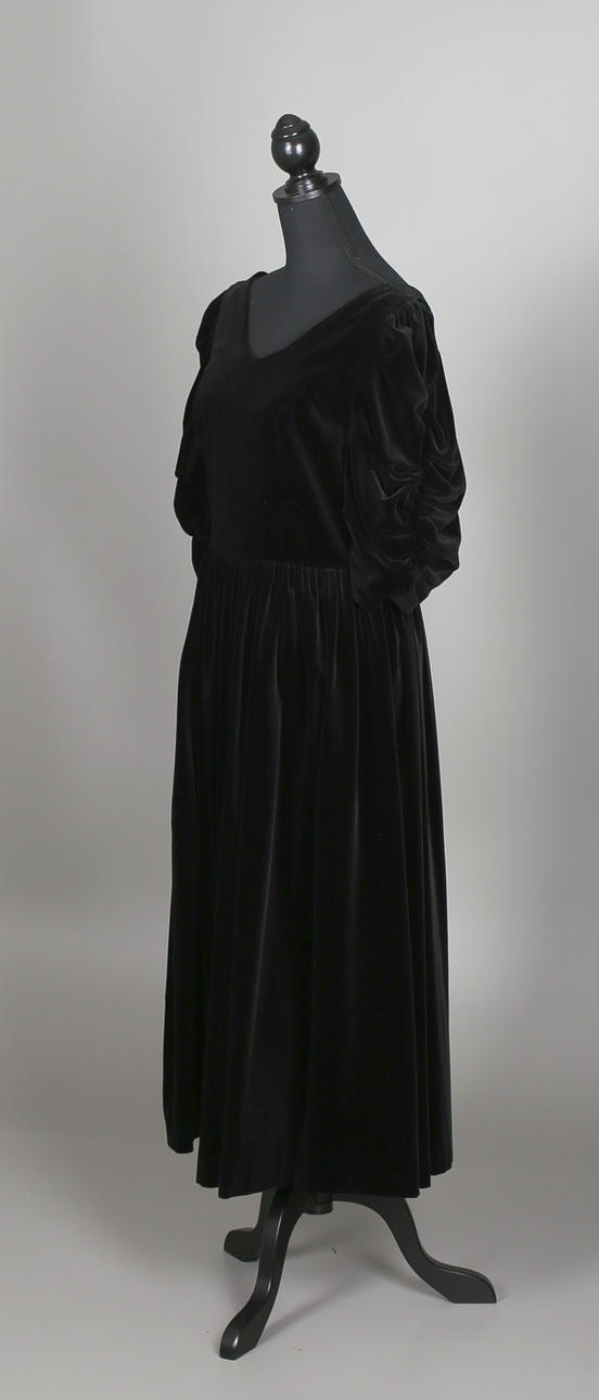 KLÄNNING i svart sammet-liknande tyg. Laura Ashley.