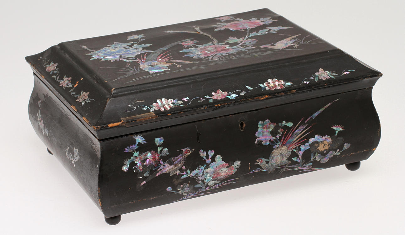 SKRIN med pärlemordekor, 1900-tal.