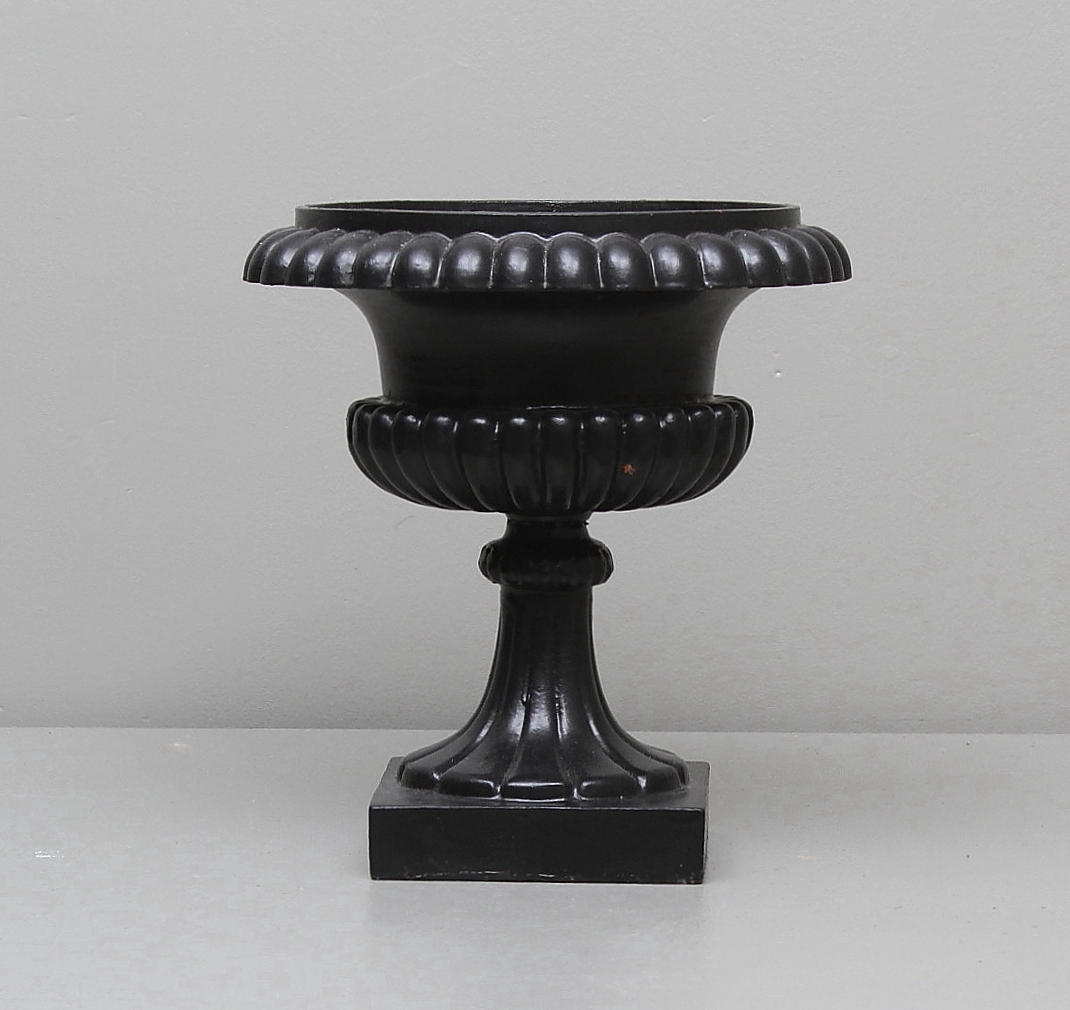 TRÄDGÅRDSURNA, gjutjärn, Husqvarna No 1, 1900-talets första hälft.