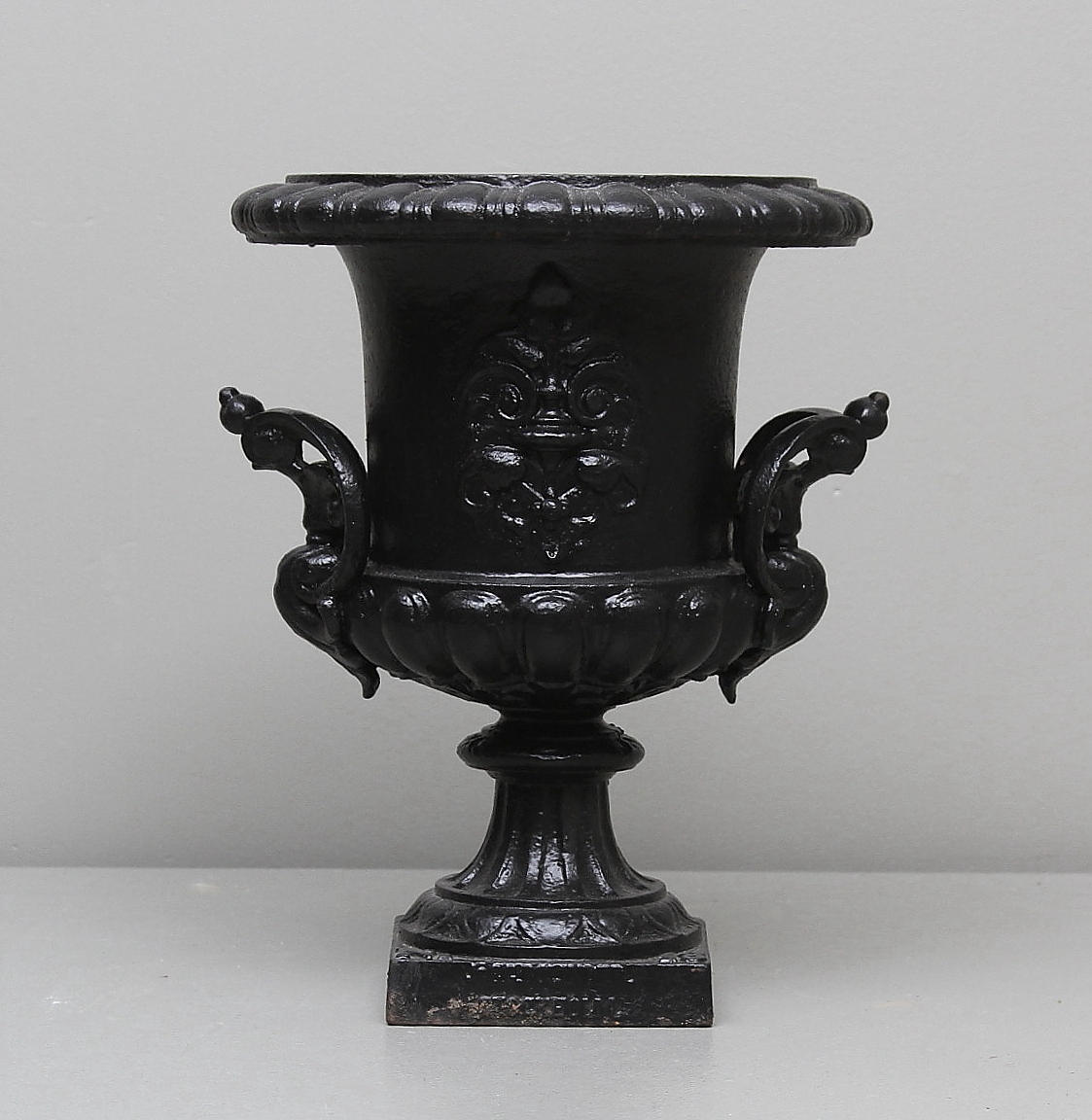 TRÄDGÅRDSURNA, gjutjärn, J.C.G.Bolinder Stockholm No 18, omkring 1900.