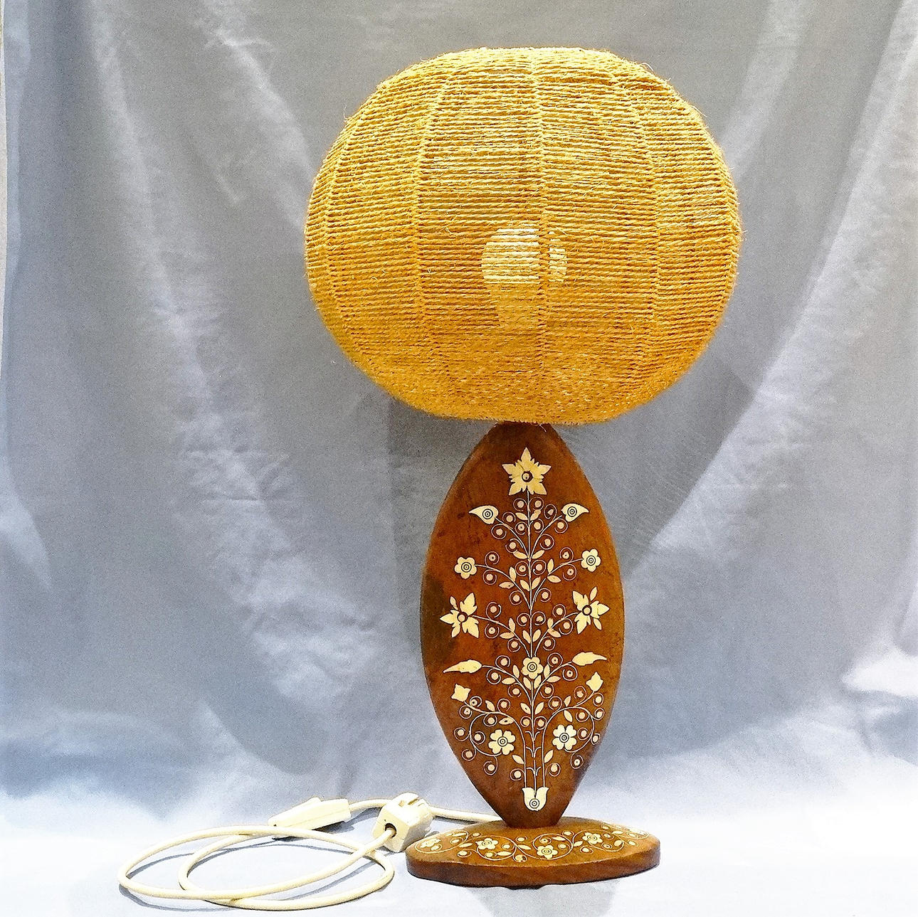LAMPE. HOLZ-INTARSIEN, geflochtener Schirm.
