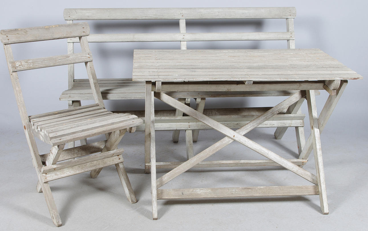 TRÄDGÅRDSGRUPP, gråmålat trä.