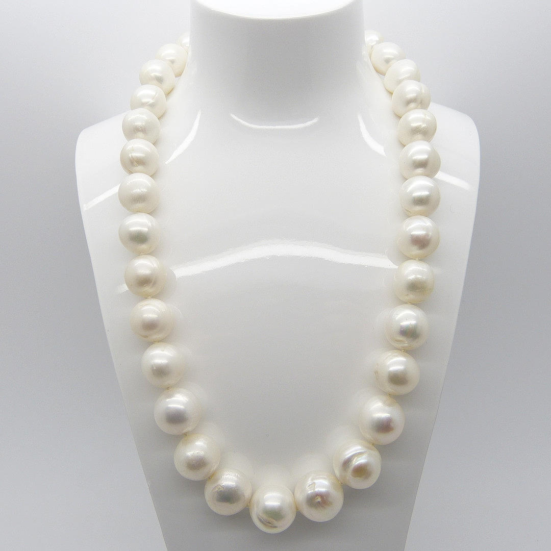 PÄRLA-UPPTRÄDDA HALSBAND.