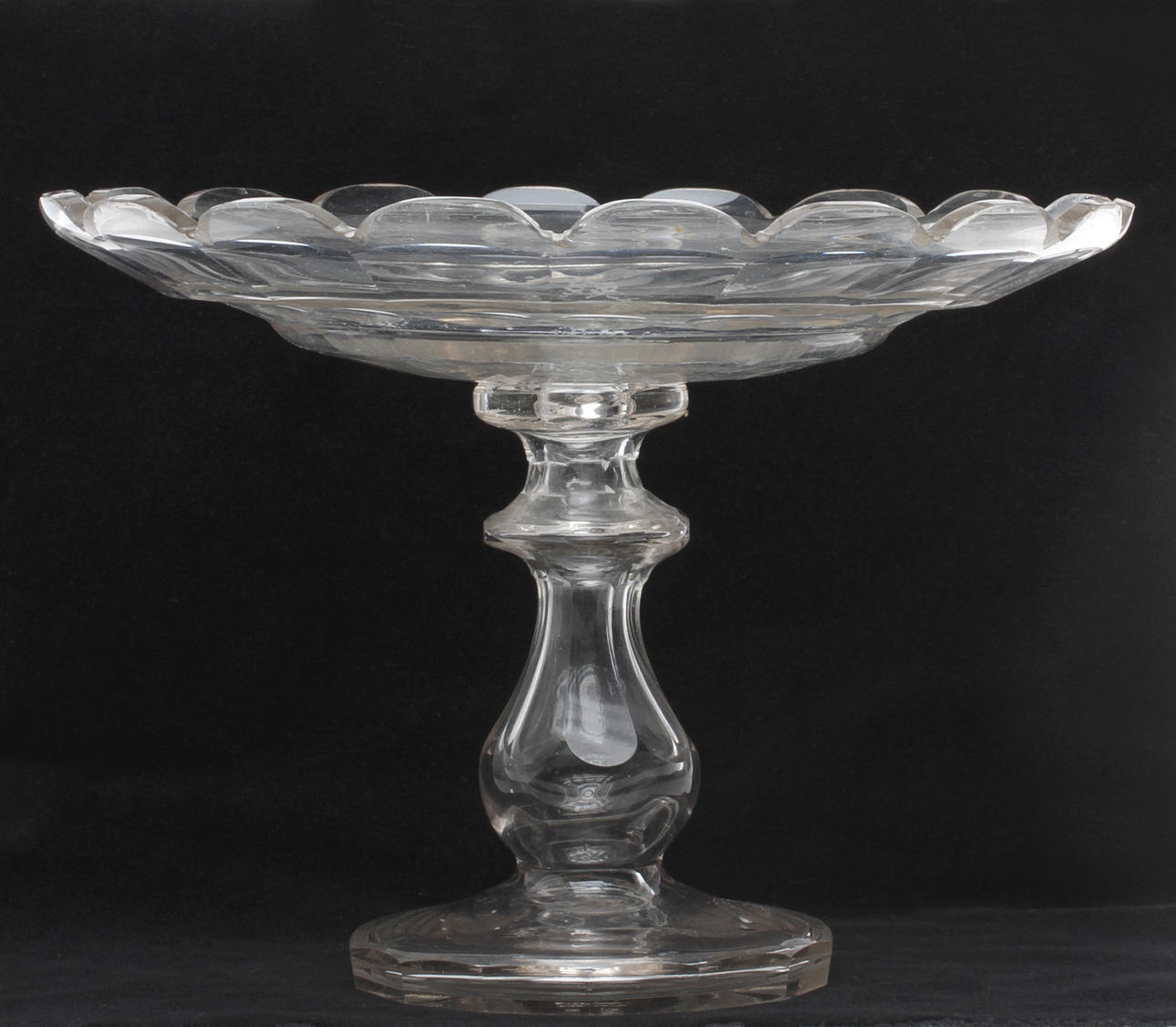 UPPLÄGGNINGSFAT PÅ FOT, glas, 1800/1900-tal.