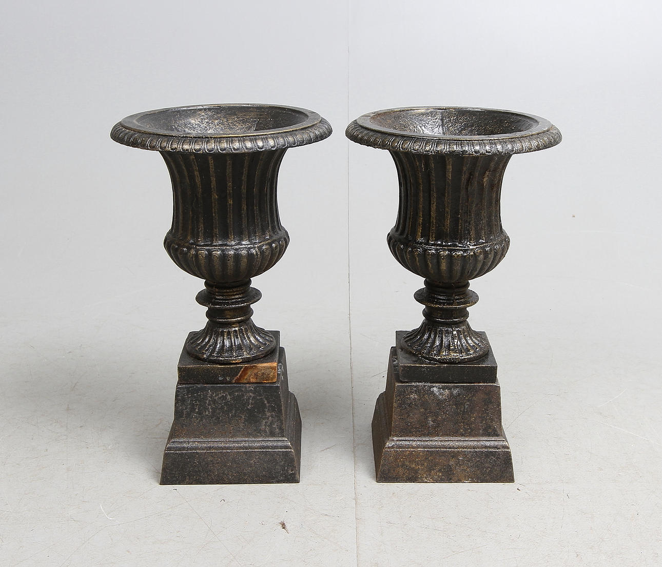 TRÄDGÅRDSURNOR ett par, metall, 2000-tal.