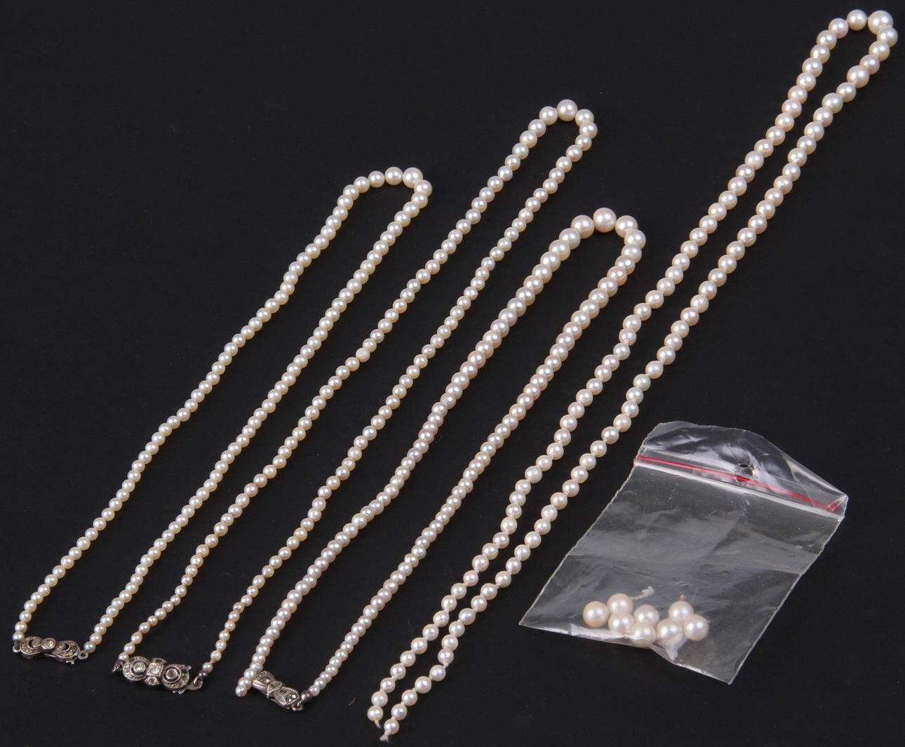 PÄRLCOLLIER, 4 st, 3 st med silverlås, odlade pärlor.