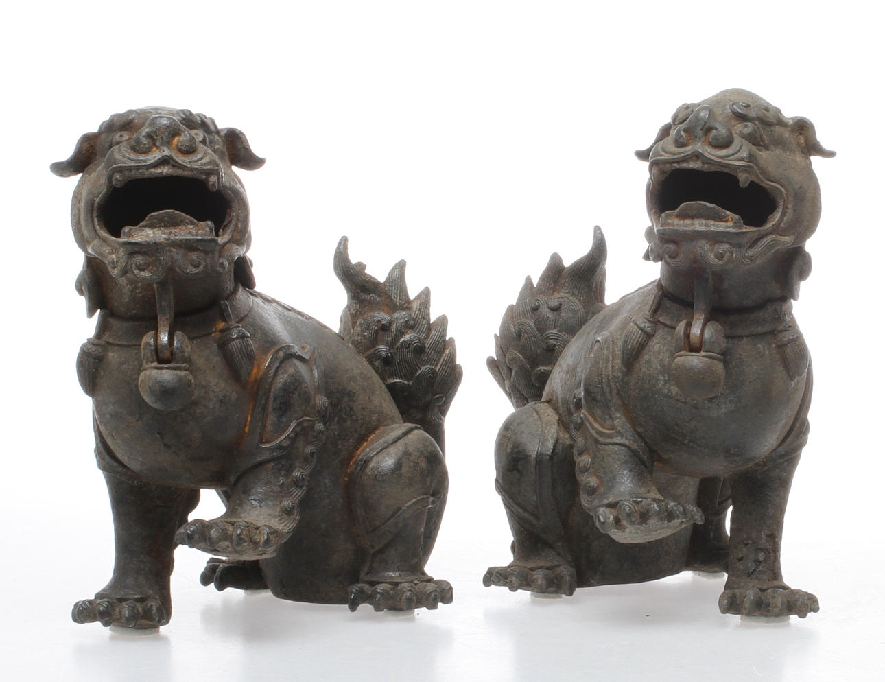 RÖKELSEKAR, i form av tempellejon, metall, Kina.