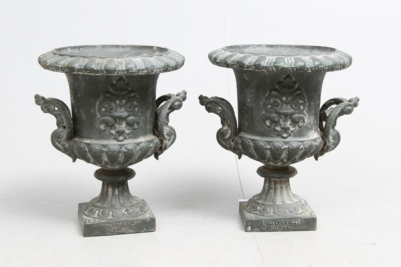 TRÄDGÅRDSURNOR, 1 par, gjutjärn, No 1, Skoglund & Olson Gefle, 1800/1900-tal.