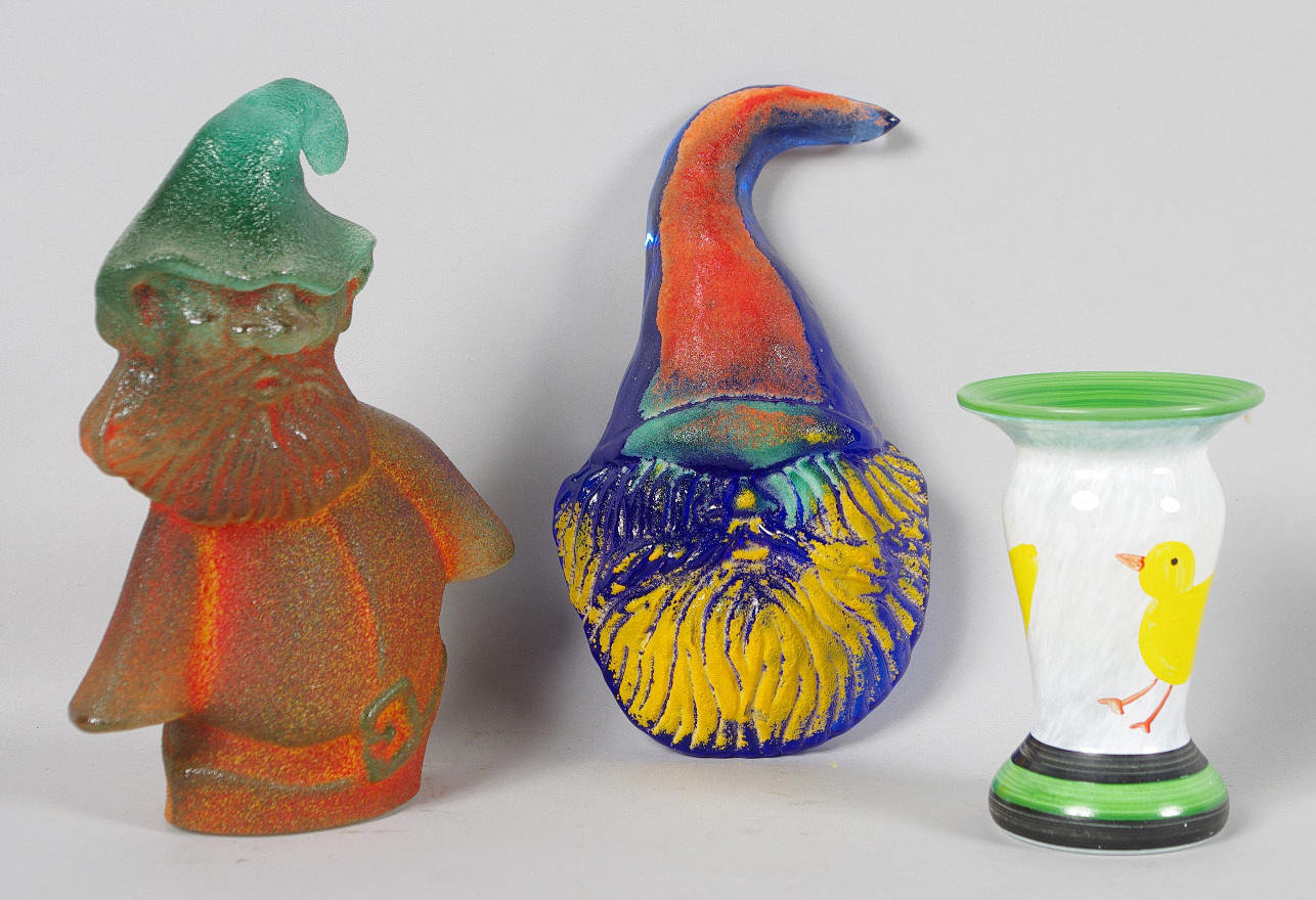 2 GLASSKULPTURER SAMT VAS, Kjell Engman samt Ulrica Hydman-Vallien.