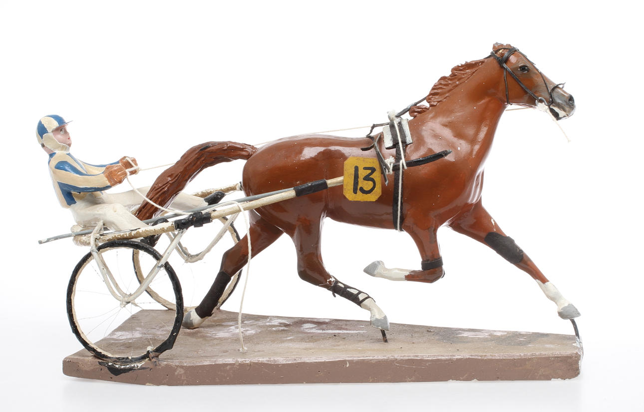 TRAVHÄST MED SULKY, gips samt metall, 1900-tal.