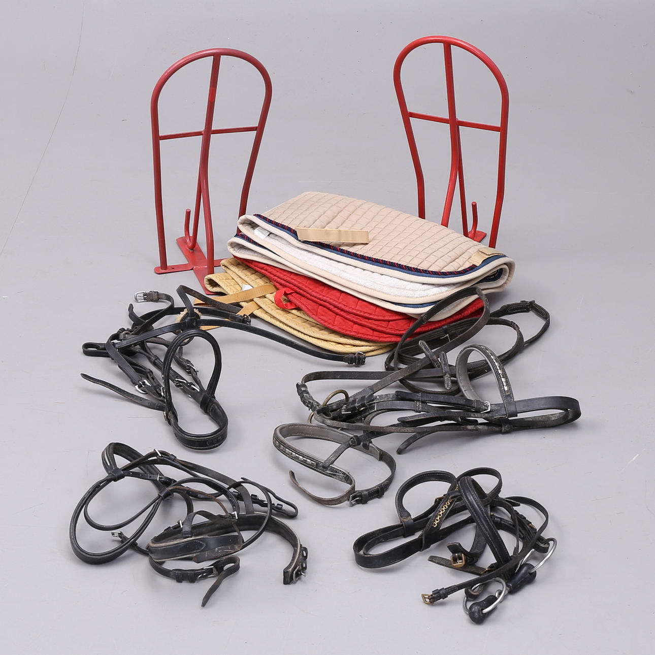 HÄSTTILLBEHÖR, TRÄNS, SCHABRAK, SADELHÅLLARE.