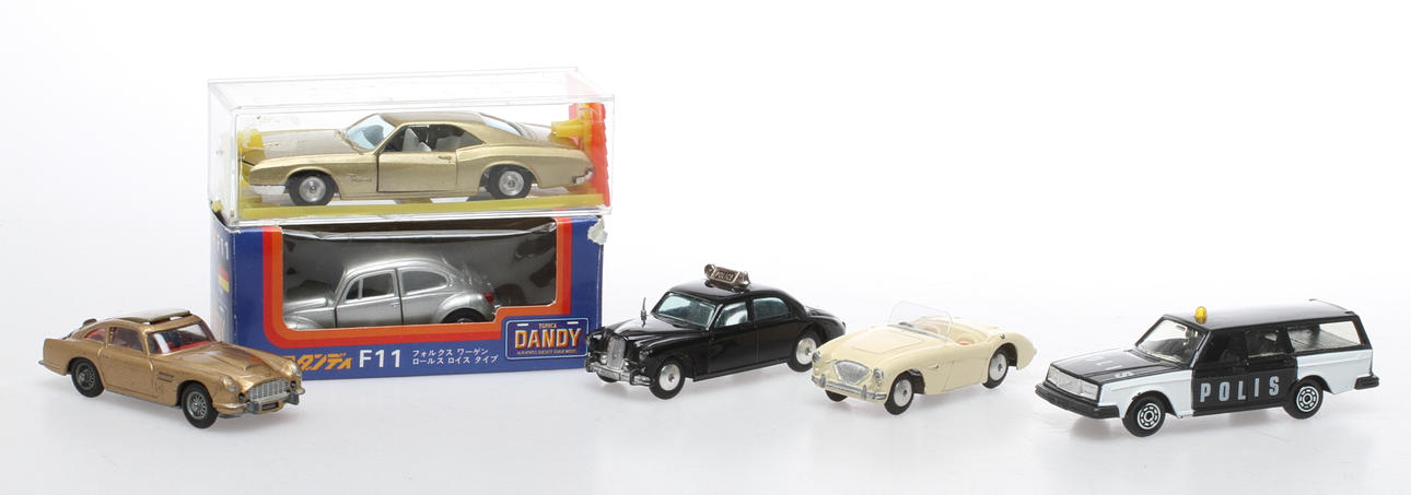 MODELLBILAR CORGI 3 stycken, NOREV, TOMICA och GAMDA KOOR. Delvis originalkartong.