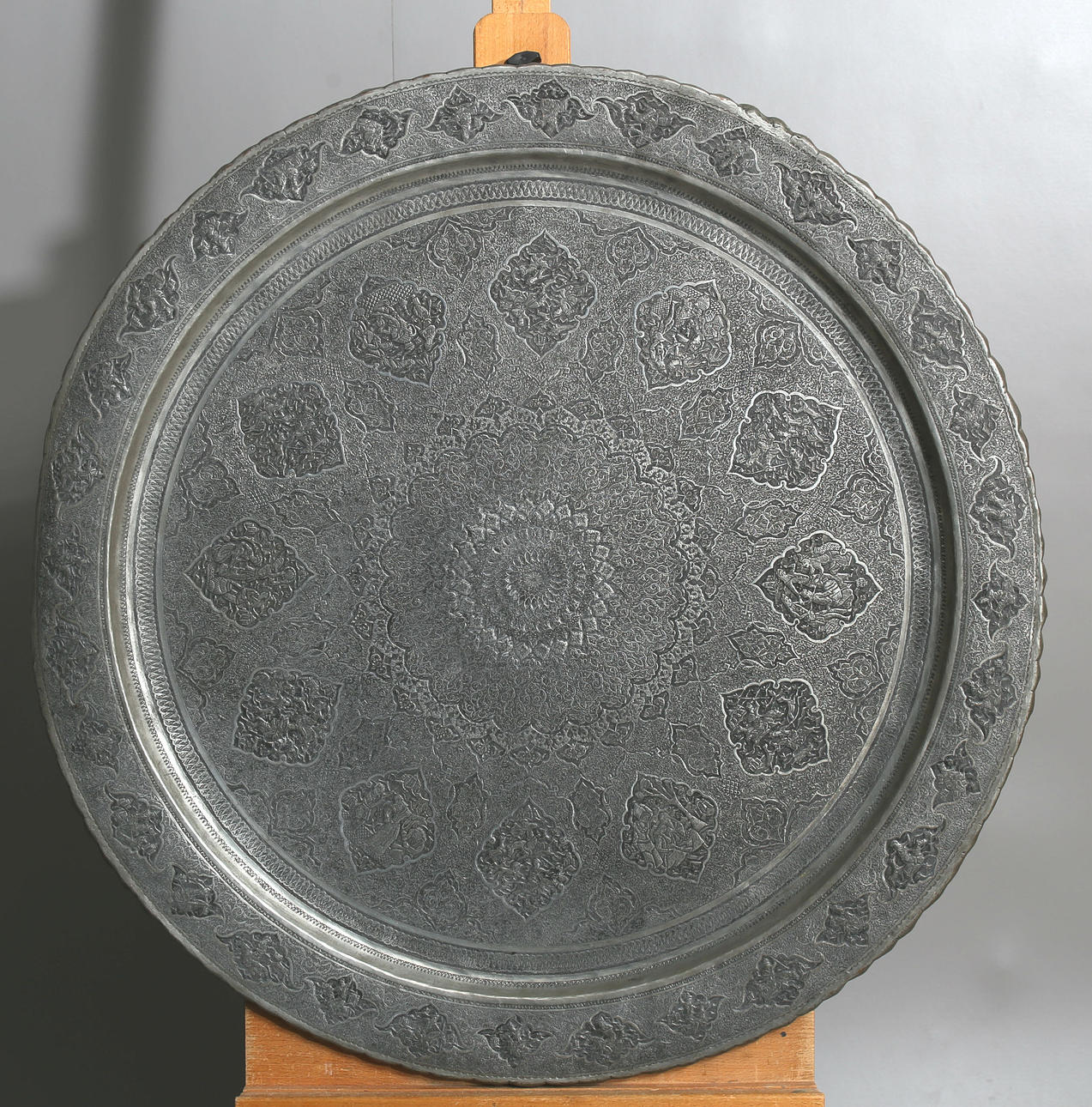 BRICKA, metall, Iran, 1900-talets andra hälft.