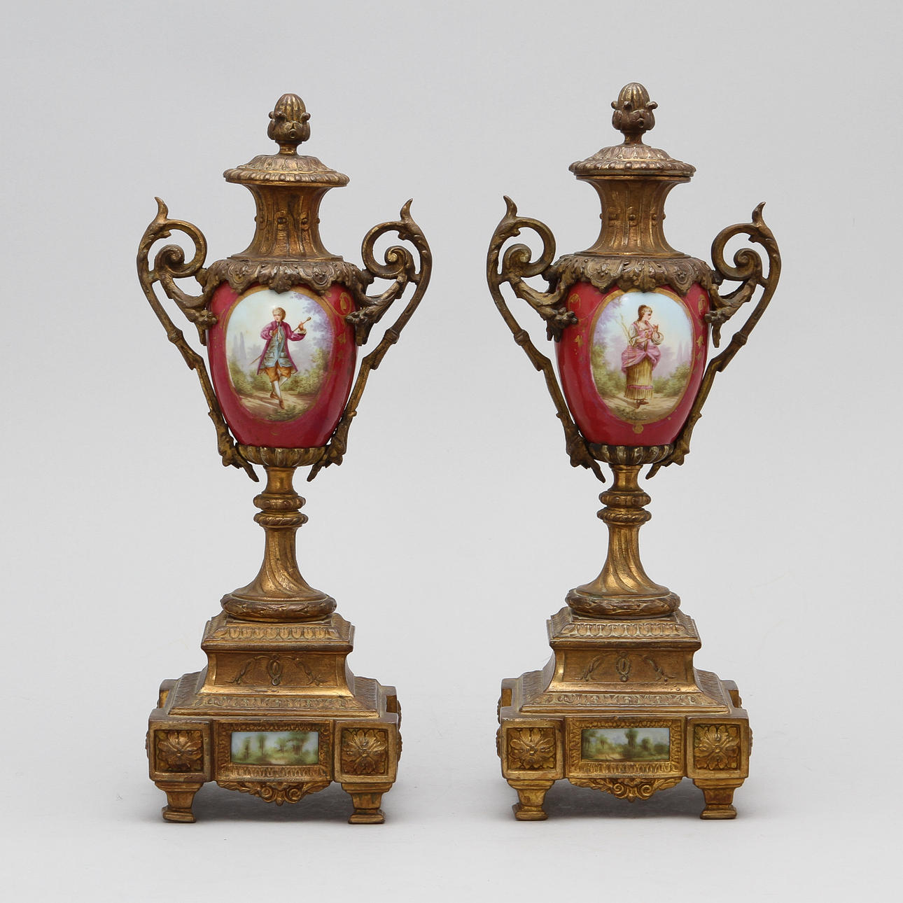 BORDSDEKORATIONER, 1 par, metall och porslin.