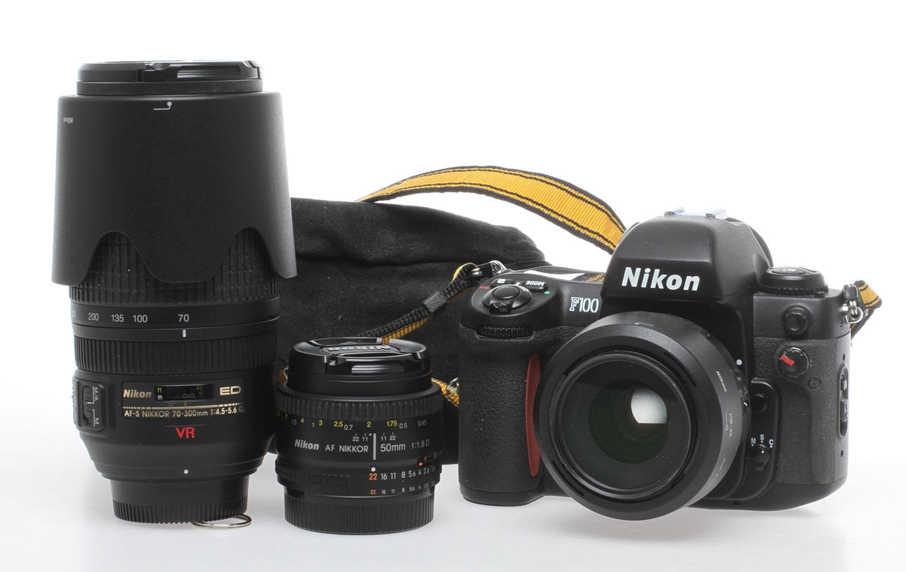 KAMERA, Nikon F100.