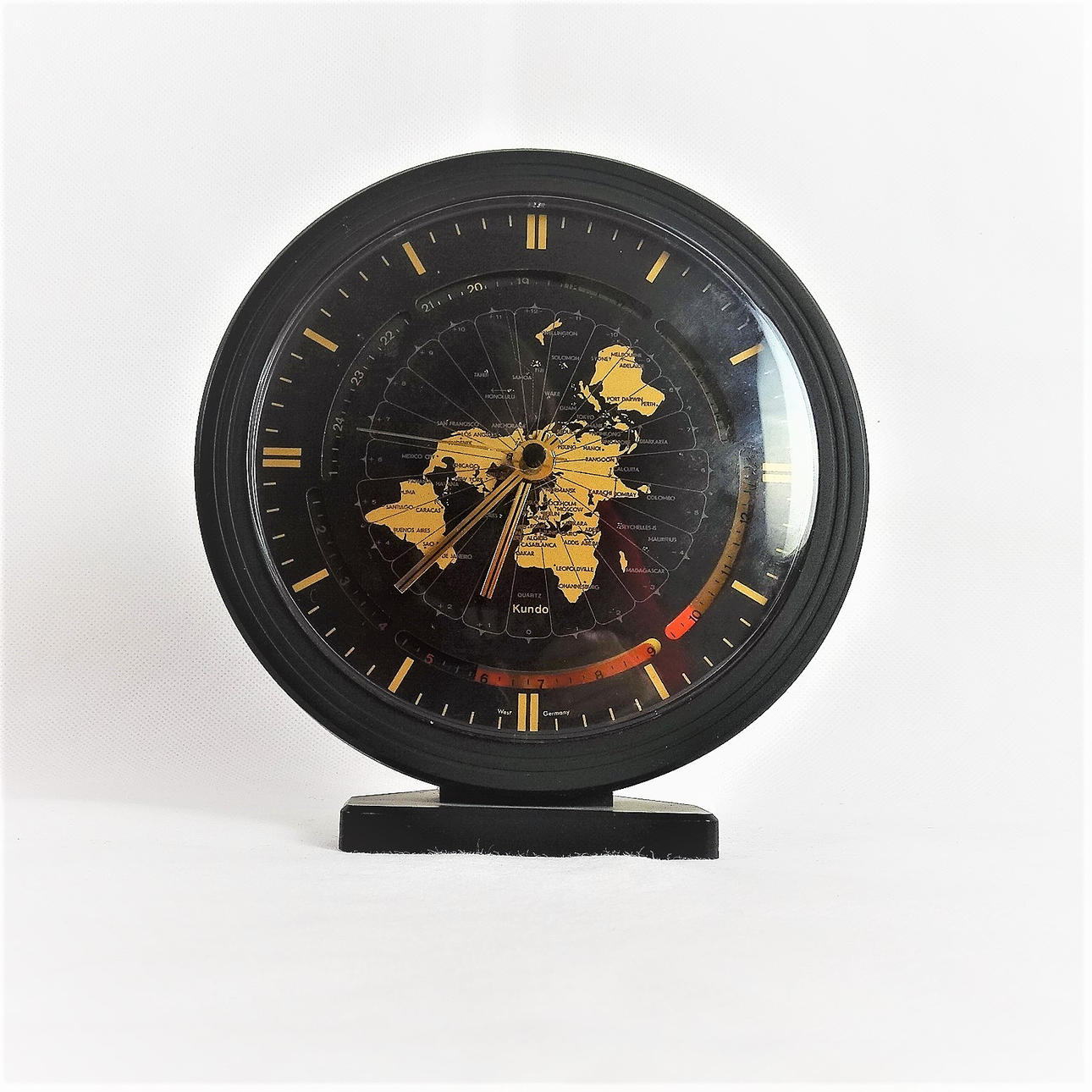 KUNDO UR med verdenskort motiv.