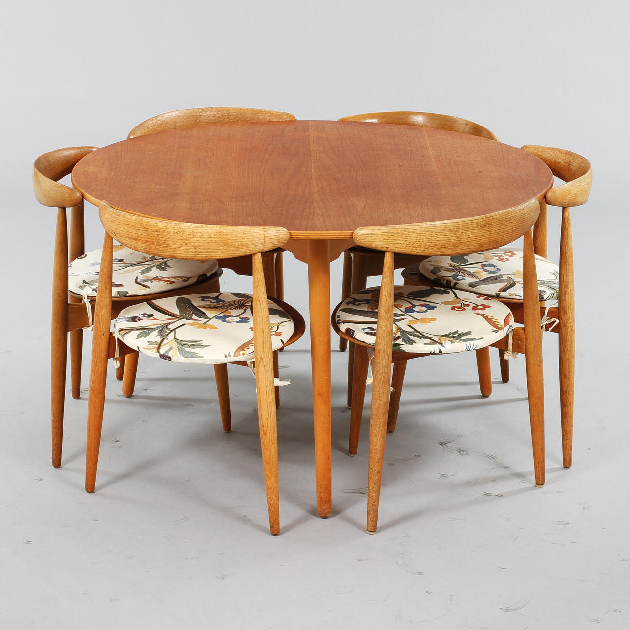 HANS J WEGNER. Hjertestolen, 6 st, bord, Fritz Hansen, vissa brickmärkta Illums Bolighus och stämplade FH. 1950-60-tal.