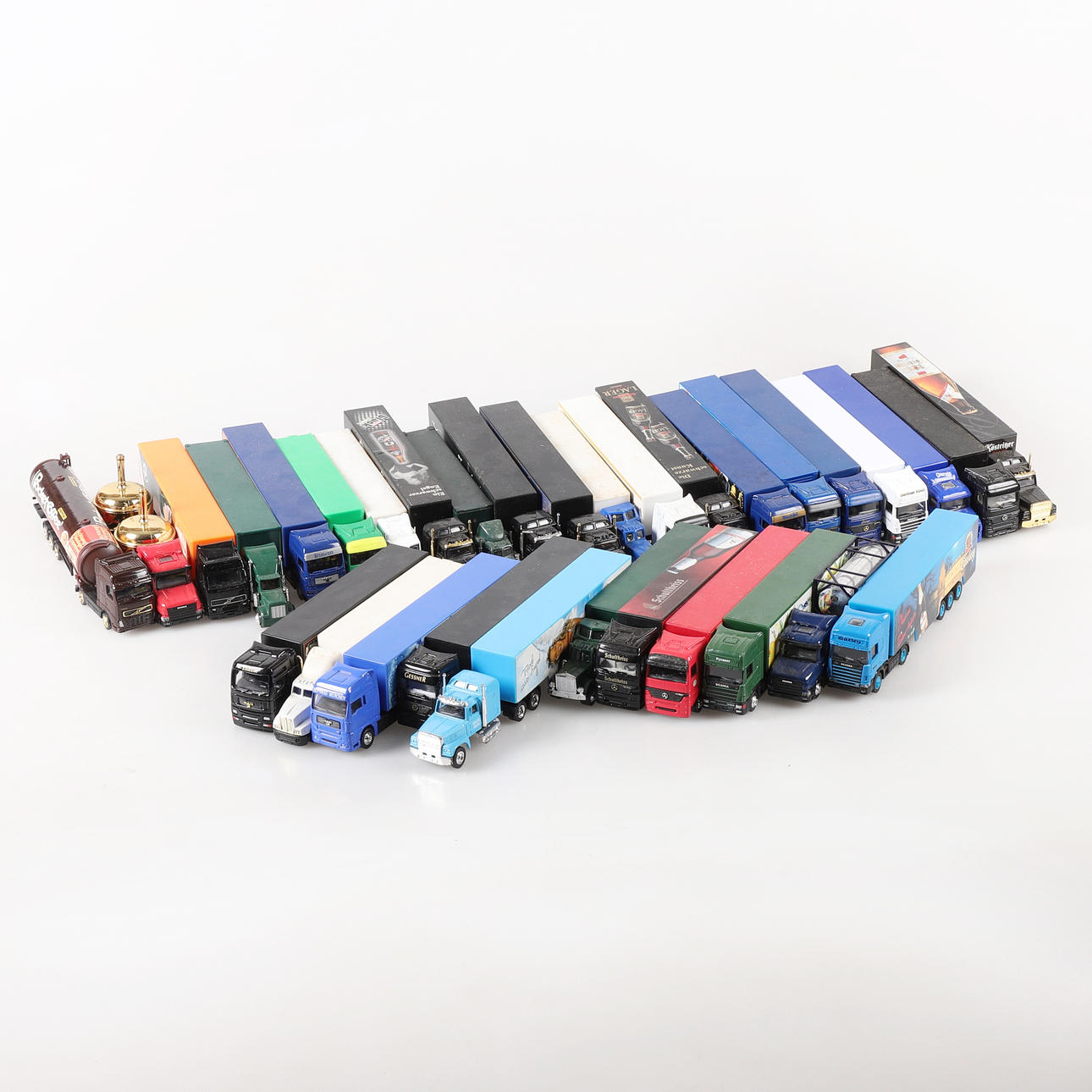 MODELLAUTOS, 32-tlg. LKW-Belader, Grell Werbemittel.