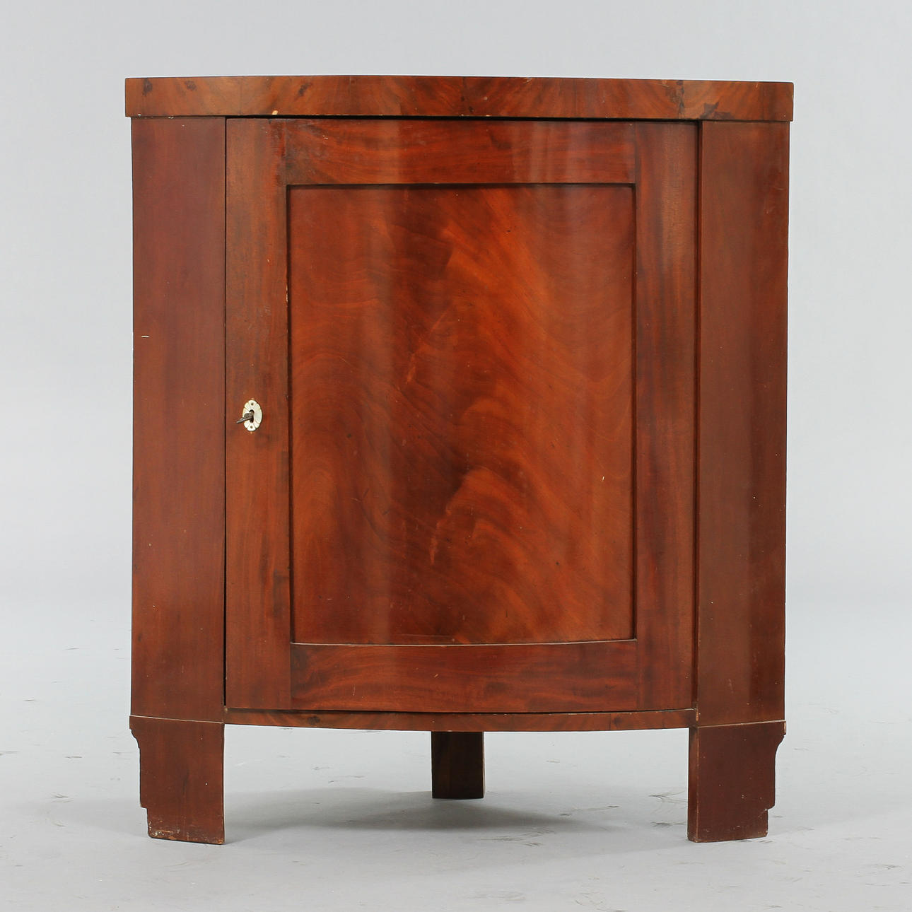 HÖRNSKÅP, Empire, 1800-talets första hälft.