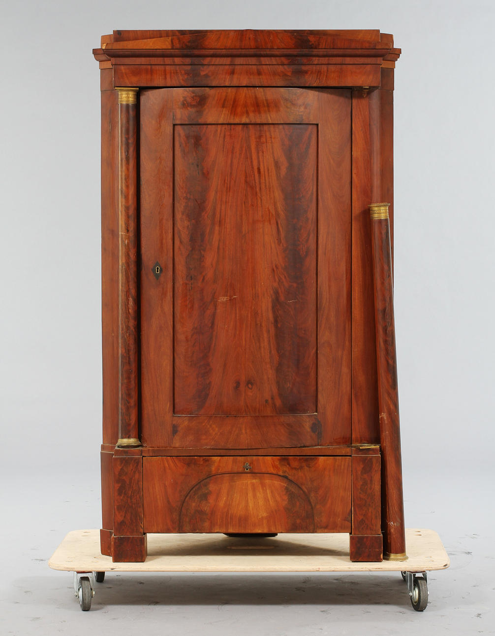 HÖRNSKÅP, Empire, troligtvis Danmark 1800-talets tidiga hälft.