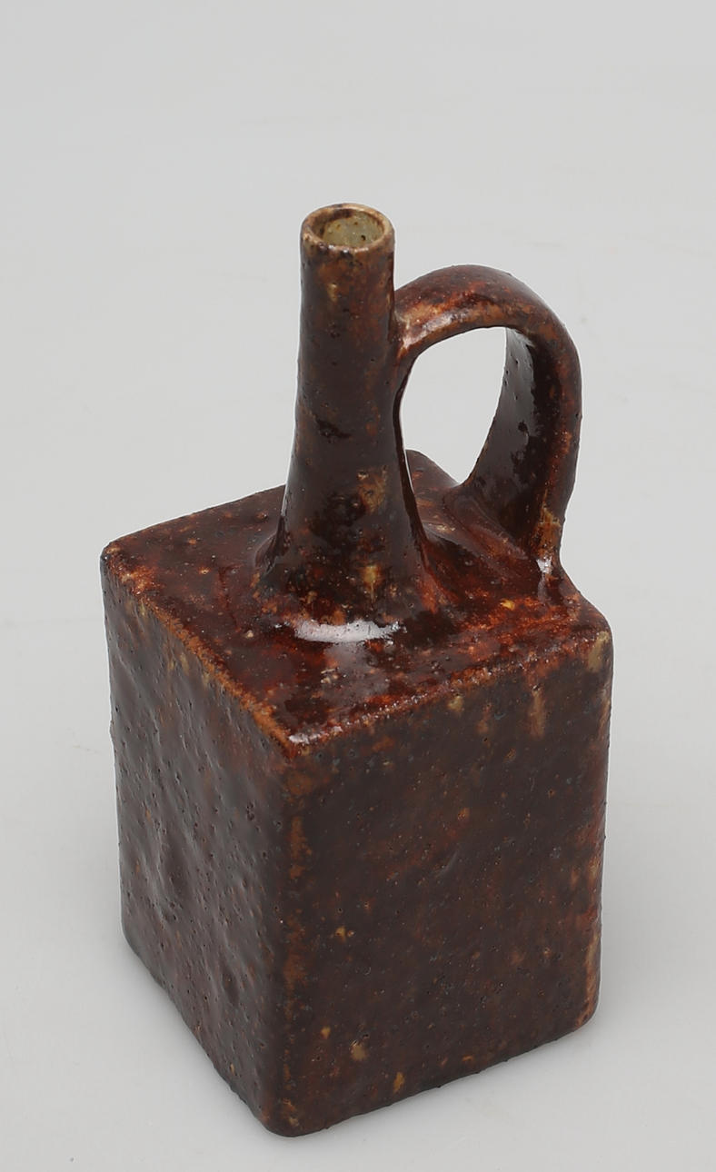 GUIDO GAMBONE. HÄNKELVAS i stengods. Signerad Gambone, Italy.