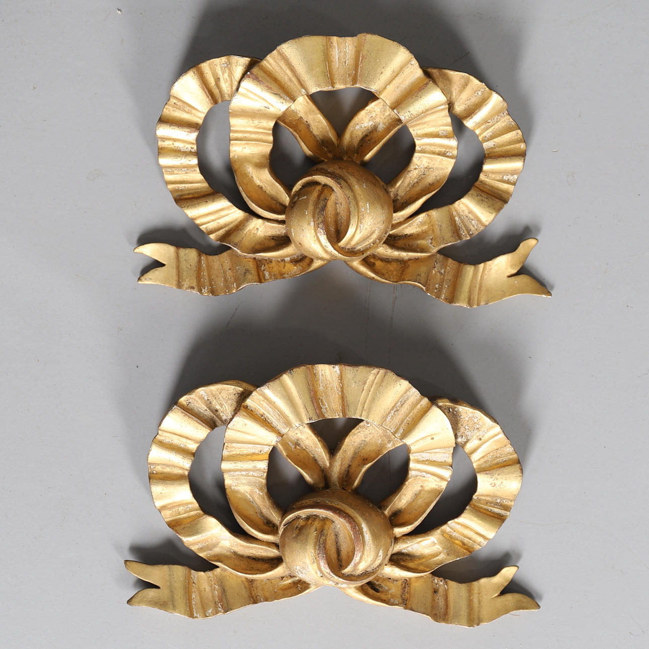 PAR DE MOLDURAS DE MADERA DORADA TALLADA PERFORADA.