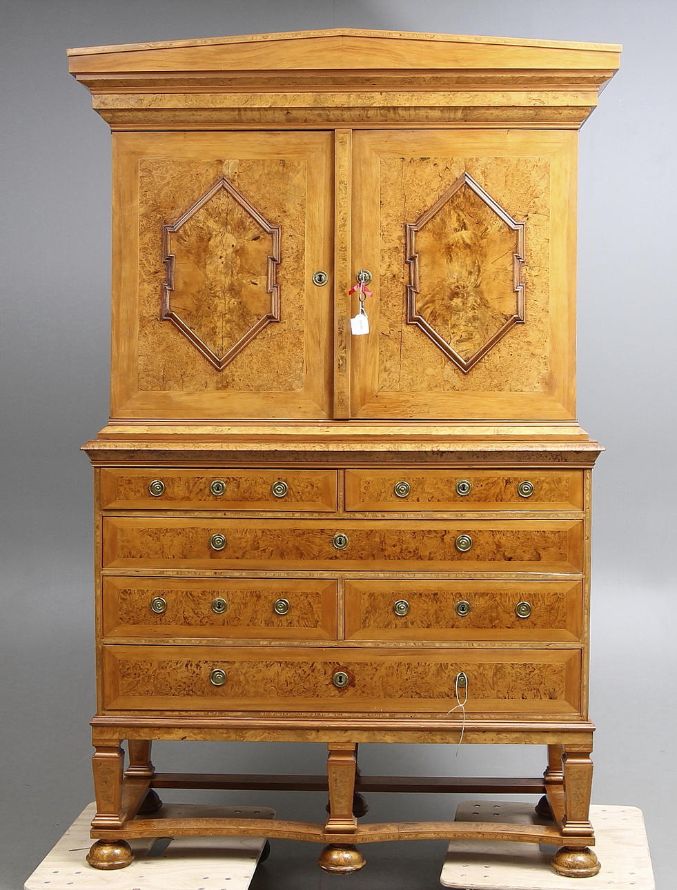 SALSSKÅP, rotfanér i alrot, barock, 1700-talets första hälft.