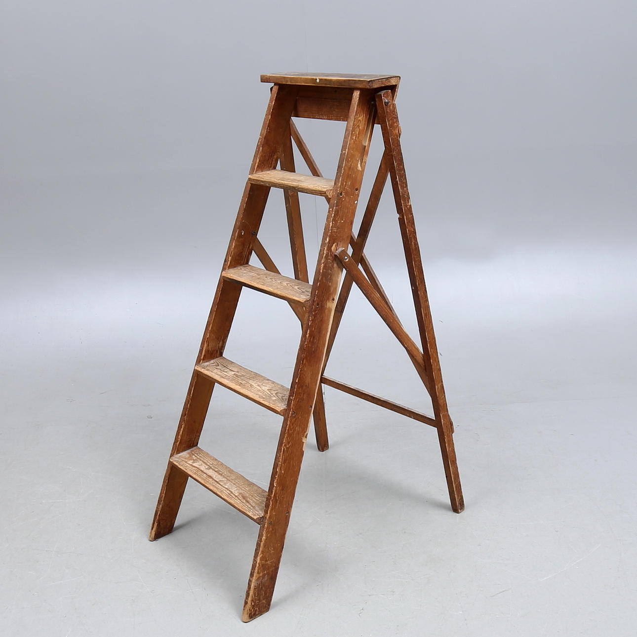 STEGE, trä, 1900-tal.