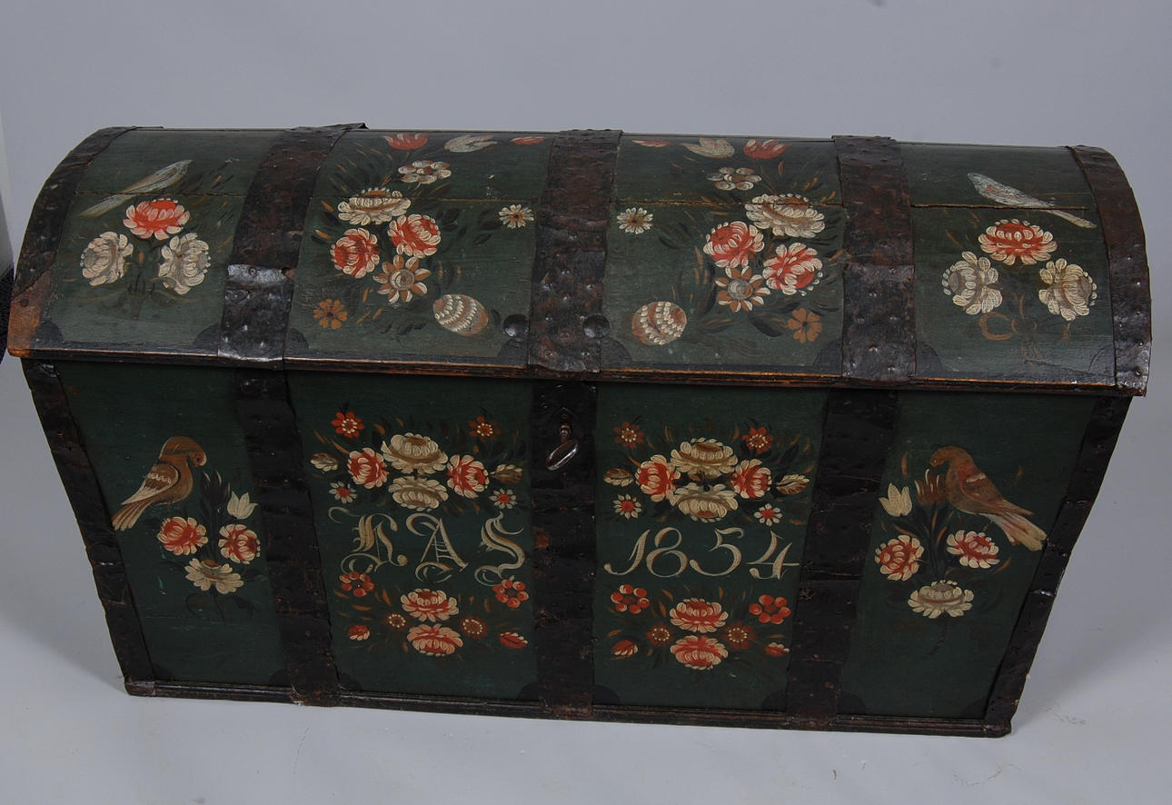 ALLMOGEKISTA, originalmålad, med fåglar, daterad 1854.