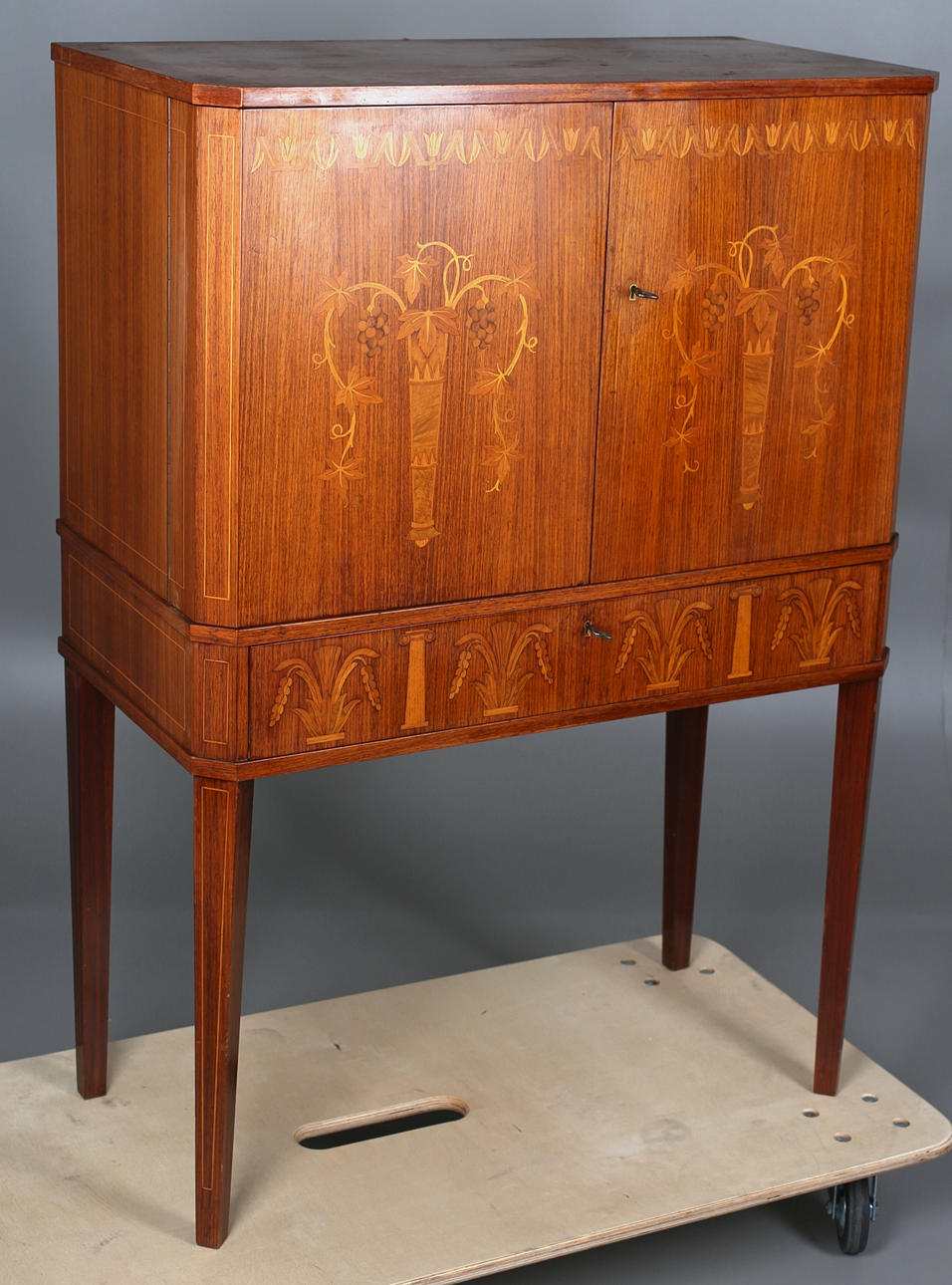 BARSKÅP, 1900-talets första hälft, fanerad, intarsiadekor.