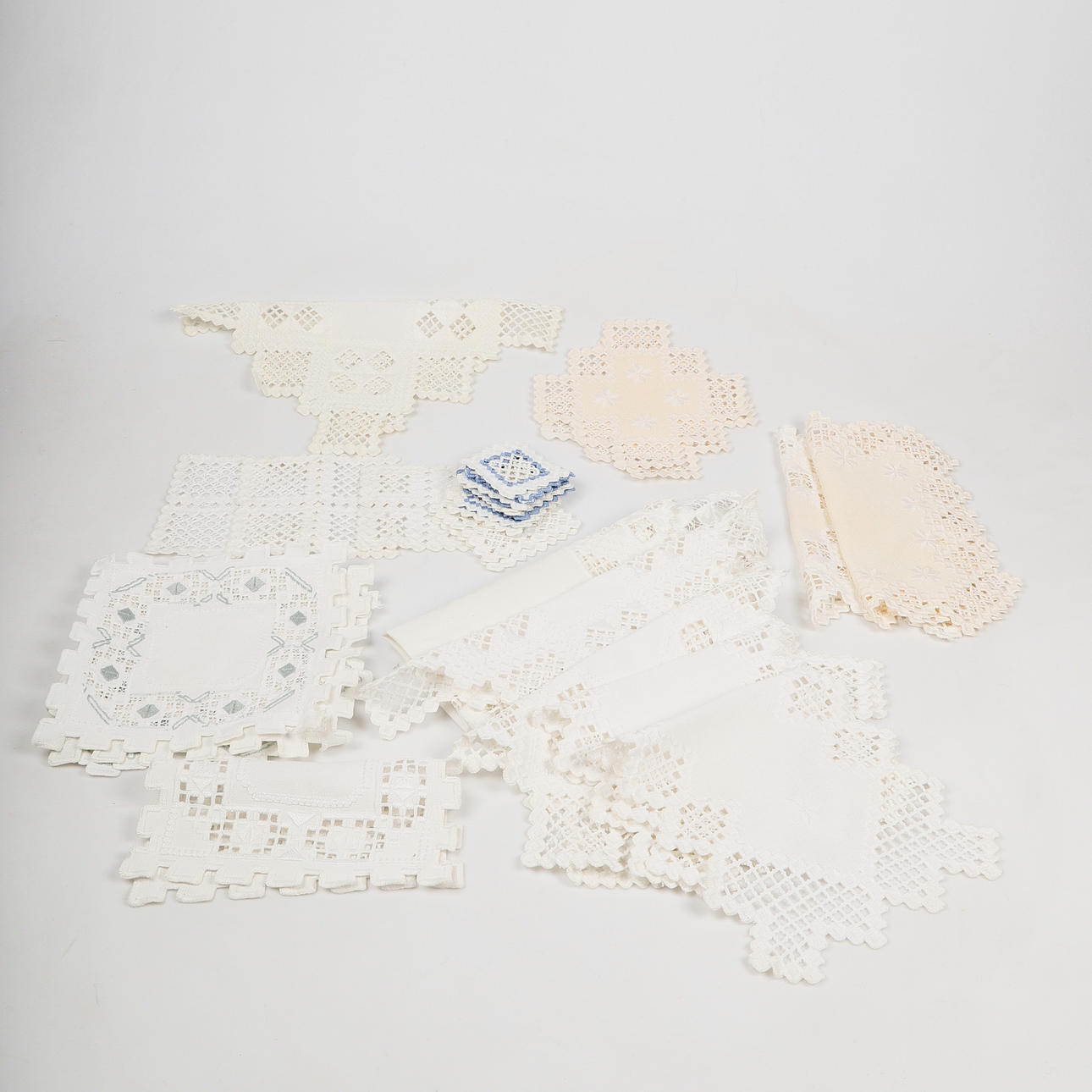 PÖYTÄLIINAT, 30 kpl, Hardanger-kirjonta.