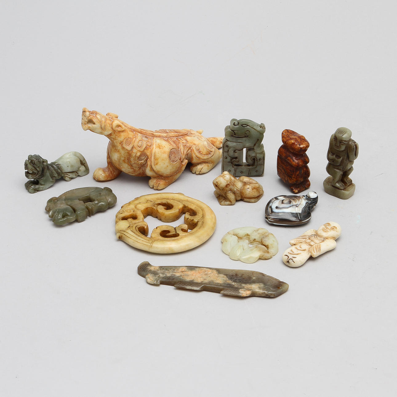 PARTI FIGURINER samt AMULETTER, 12 delar, sten, Kina.