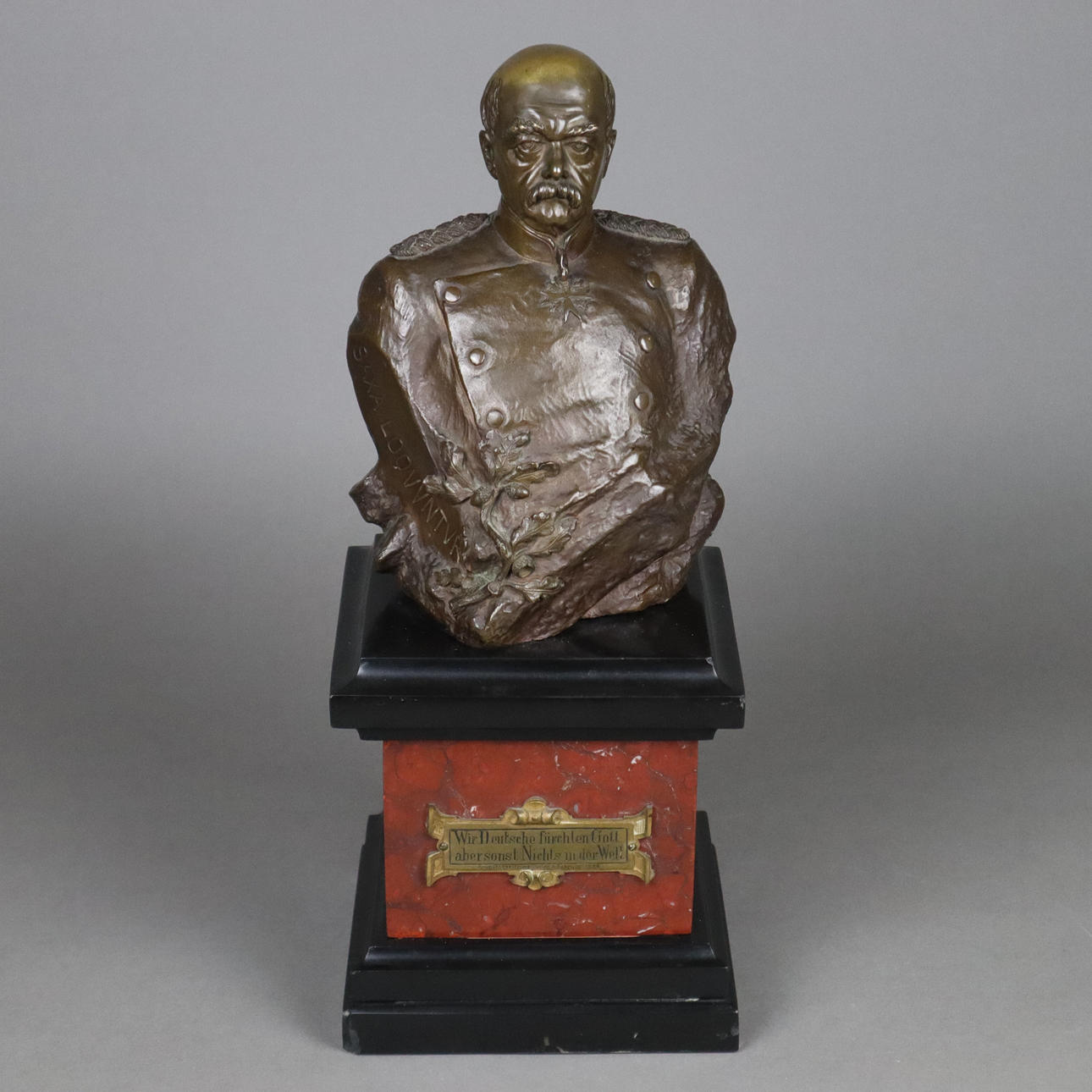 --UECHTRITZ-STEINKIRCH, CUNO VON. Bismarck-Büste, Bronze.