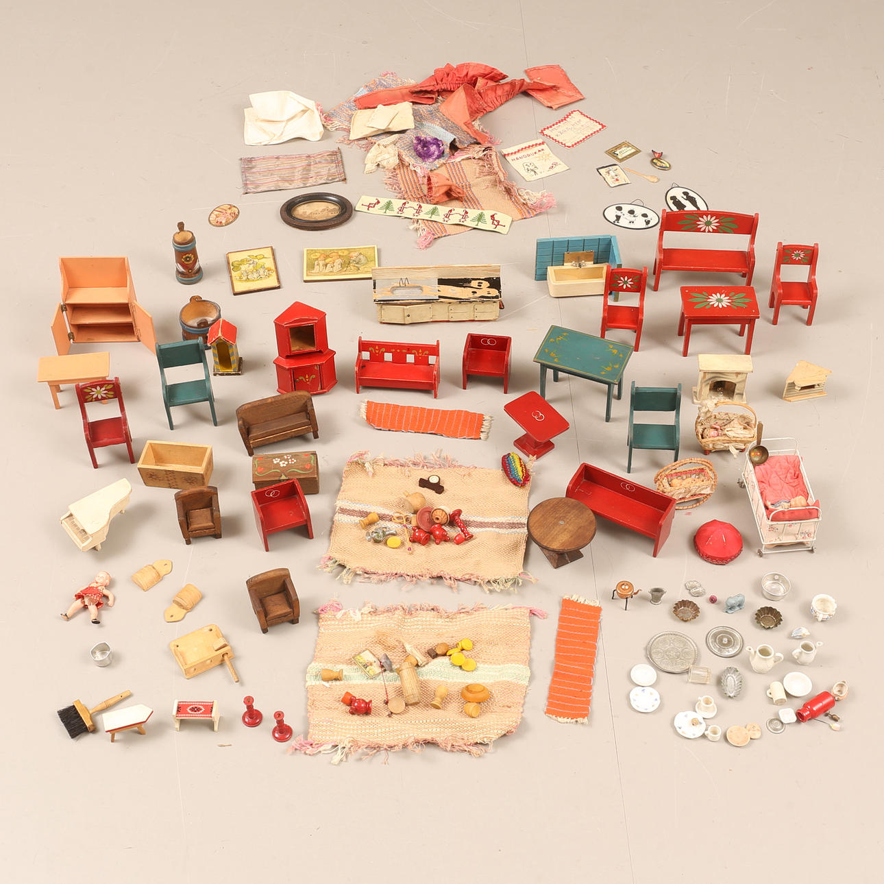 DOCKSKÅPSTILLBEHÖR, 1900-tal.