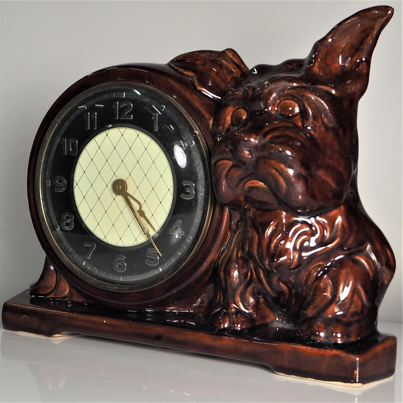 BORDSUR, hund med klocka, porslin.