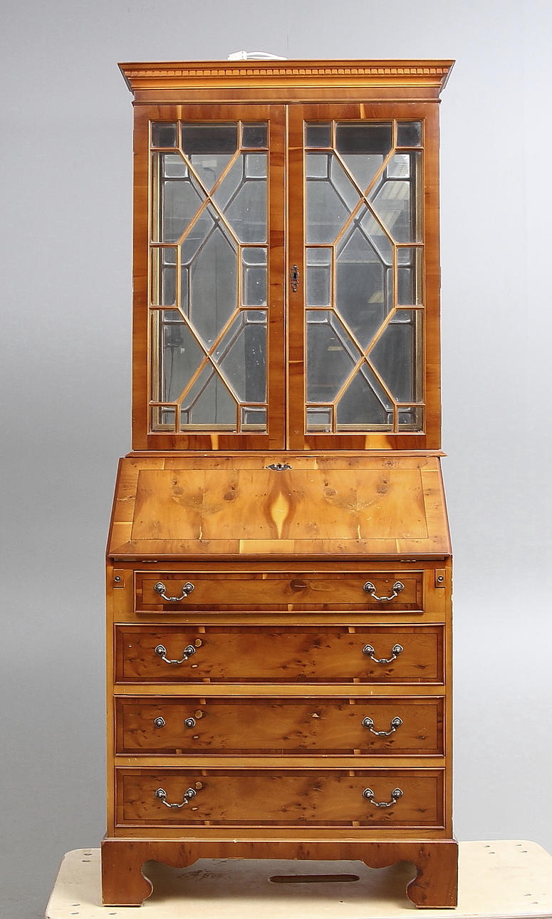 SKRIVSKÅP, idegran, England, 1900-tal.